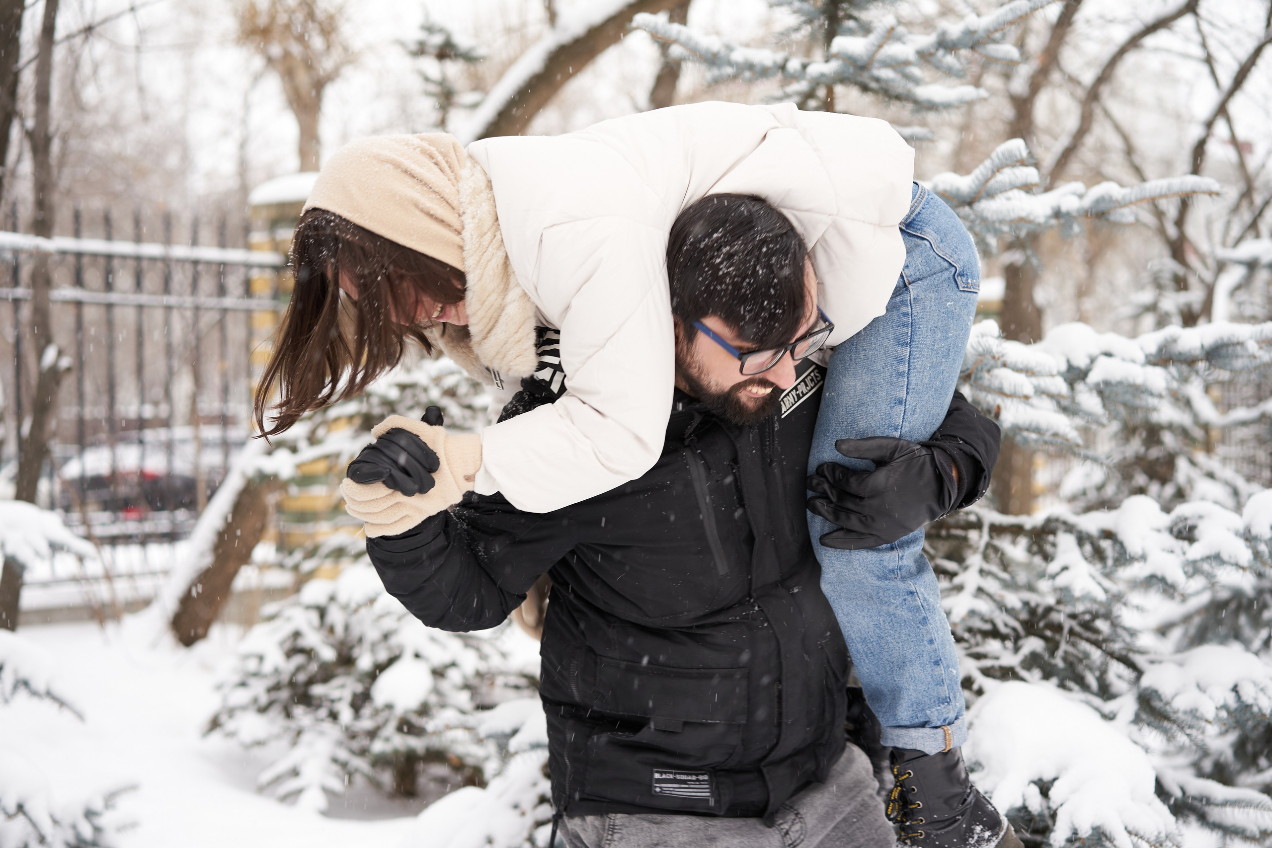 Зимняя фотосессия влюбленных в парке. Фотограф Екатеринбург Кокшарова Александра