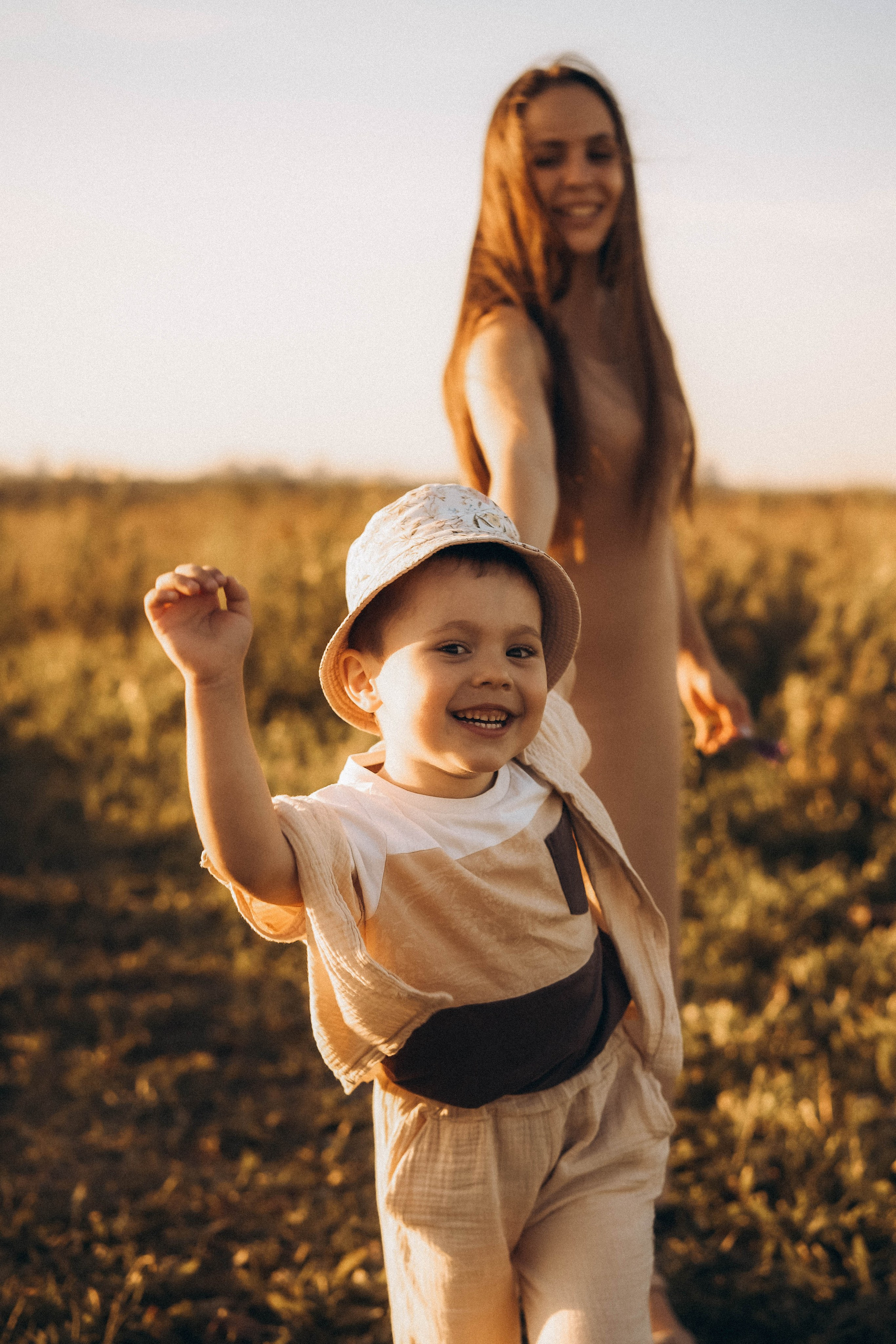 Семейная сьемка в поле на закате. Фотограф Екатеринбург Кокшарова Александра