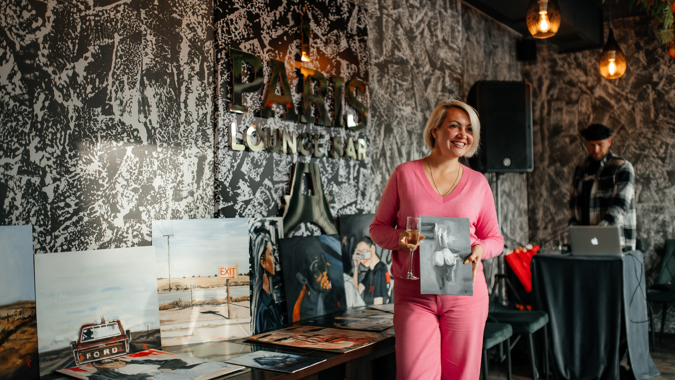 Презентация картины Карима в Париже. Фотограф Нижний Новгород