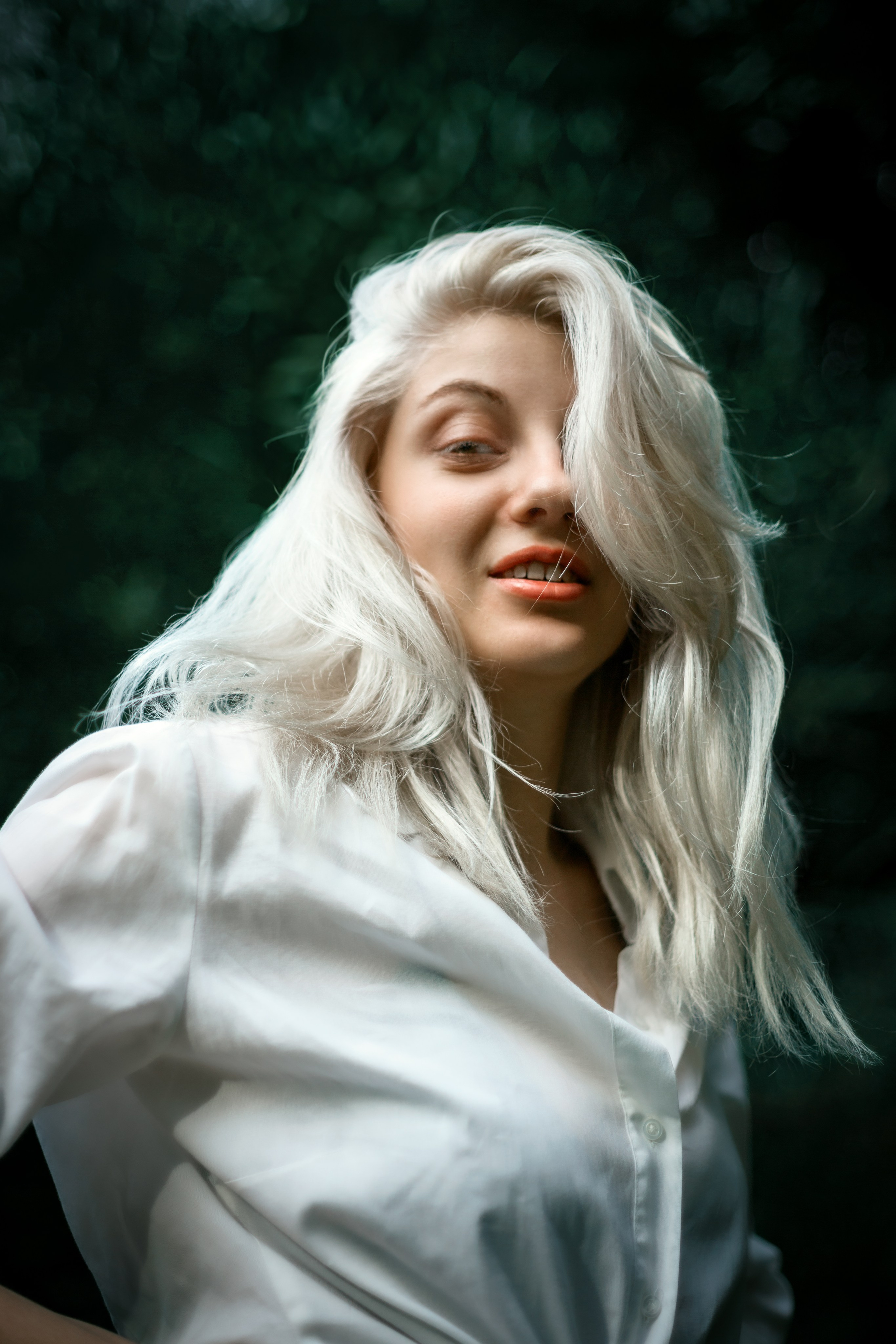 Откройте для себя магию "Белоснежной гармонии" в этом фотоальбоме, где девушка с белоснежными волосами предстаёт в утончённых образах на природе. Наслаждайтесь кадрами, где она лежит на дереве у озера и на траве, с элегантной рубашкой, добавляющей загадочности и эстетики. Девушка, молодая девушка, Блондинка, Фотосеесия, Подросток, Крашенные волосы, Озеро, Рубашка, Позировка, Потрет, Полуголая, Полуголая девушка, Девушка в белье, Дерево, Озеро, Красотка, Ноги, Трава, Ню,