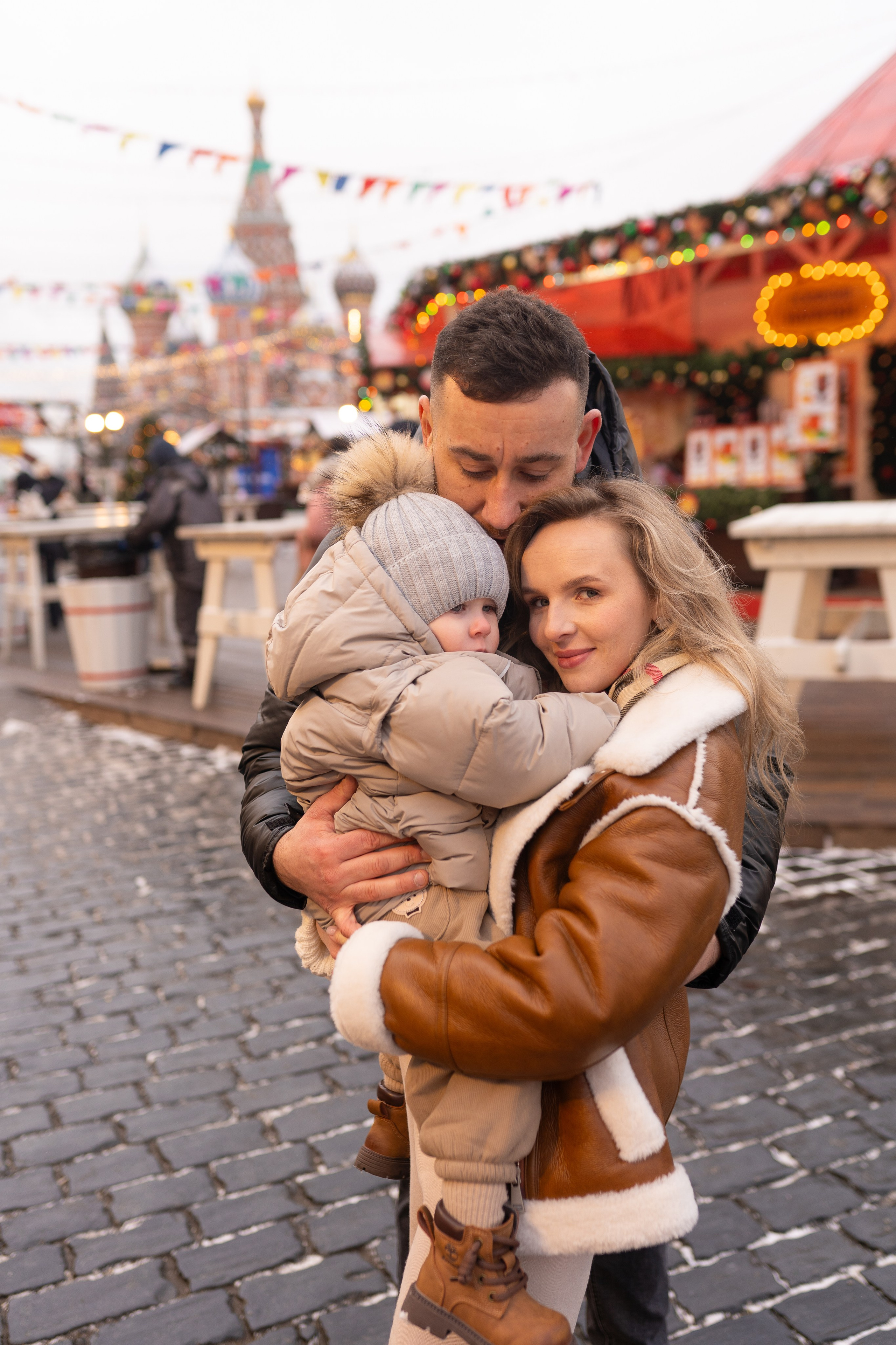 Павел, Егор и Наталия на ГУМ Ярмарке. Свадебный фотограф в Москве Анна Полушина