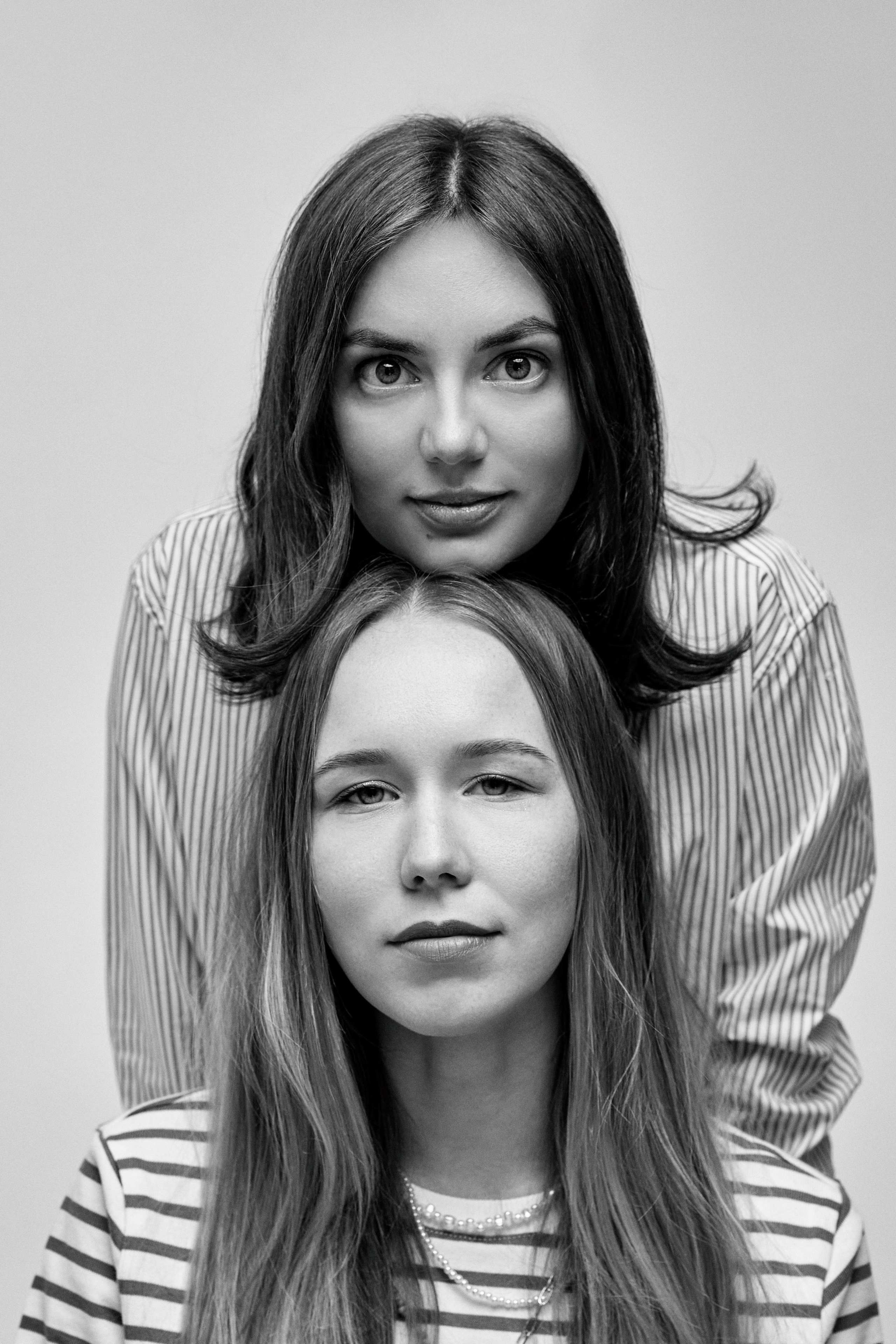 Чёрно-белый портрет двух подруг на белом фоне