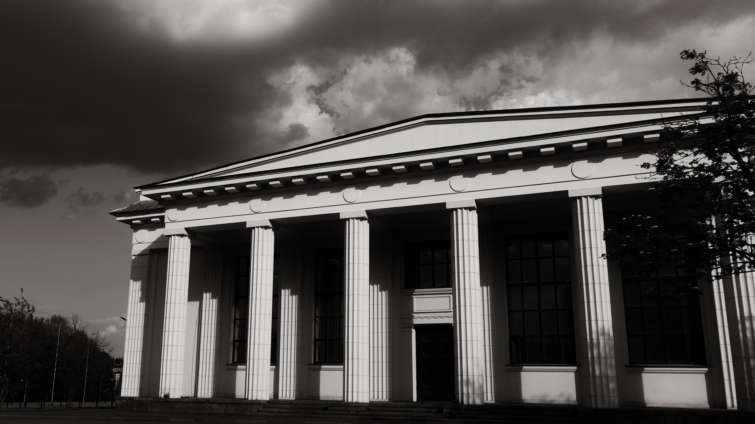 Одно из зданий комплекса МГУ в Москве