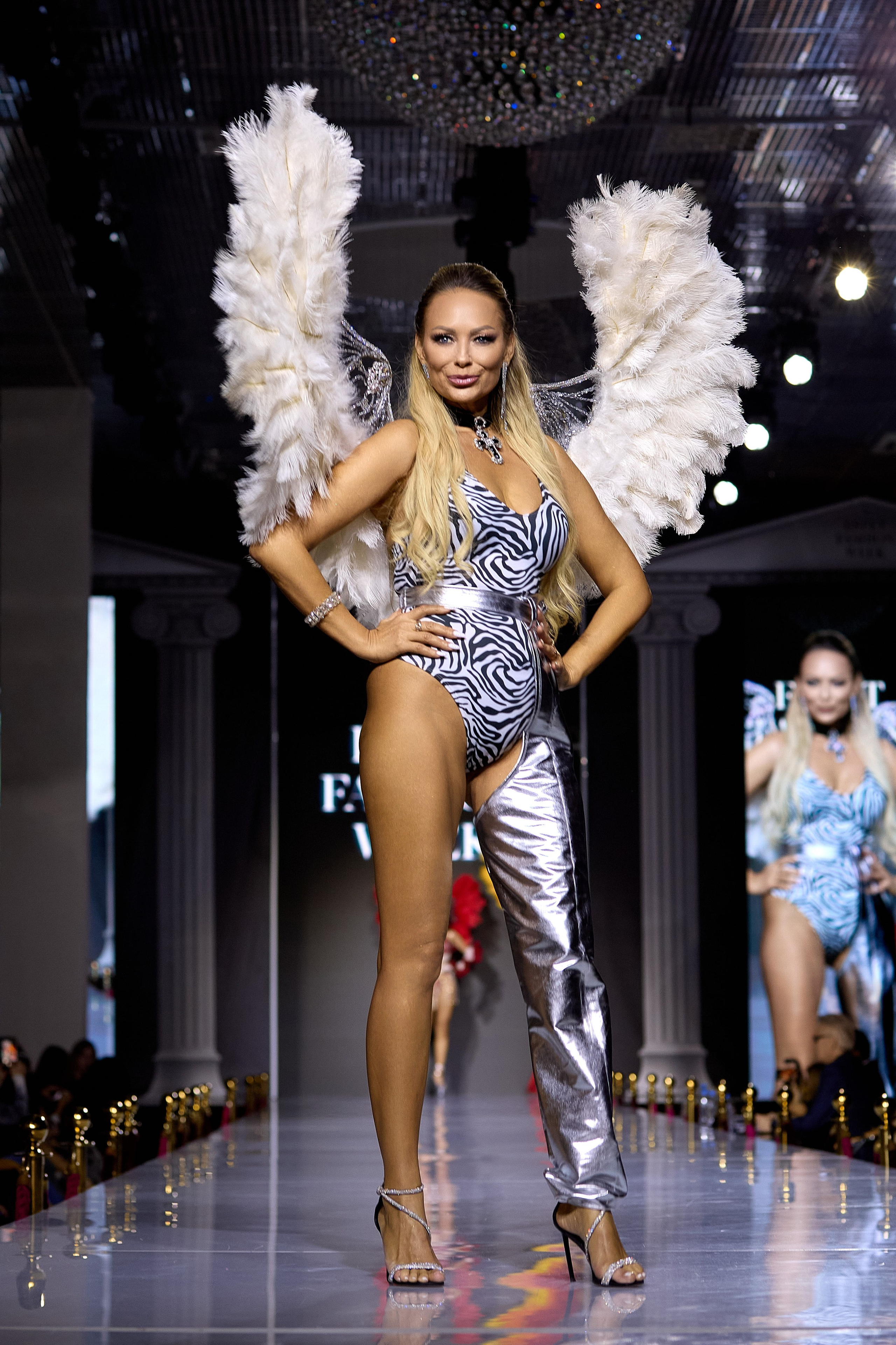 Показ в стиле Victoria's Secret | Ювелирная неделя моды «Эстет»