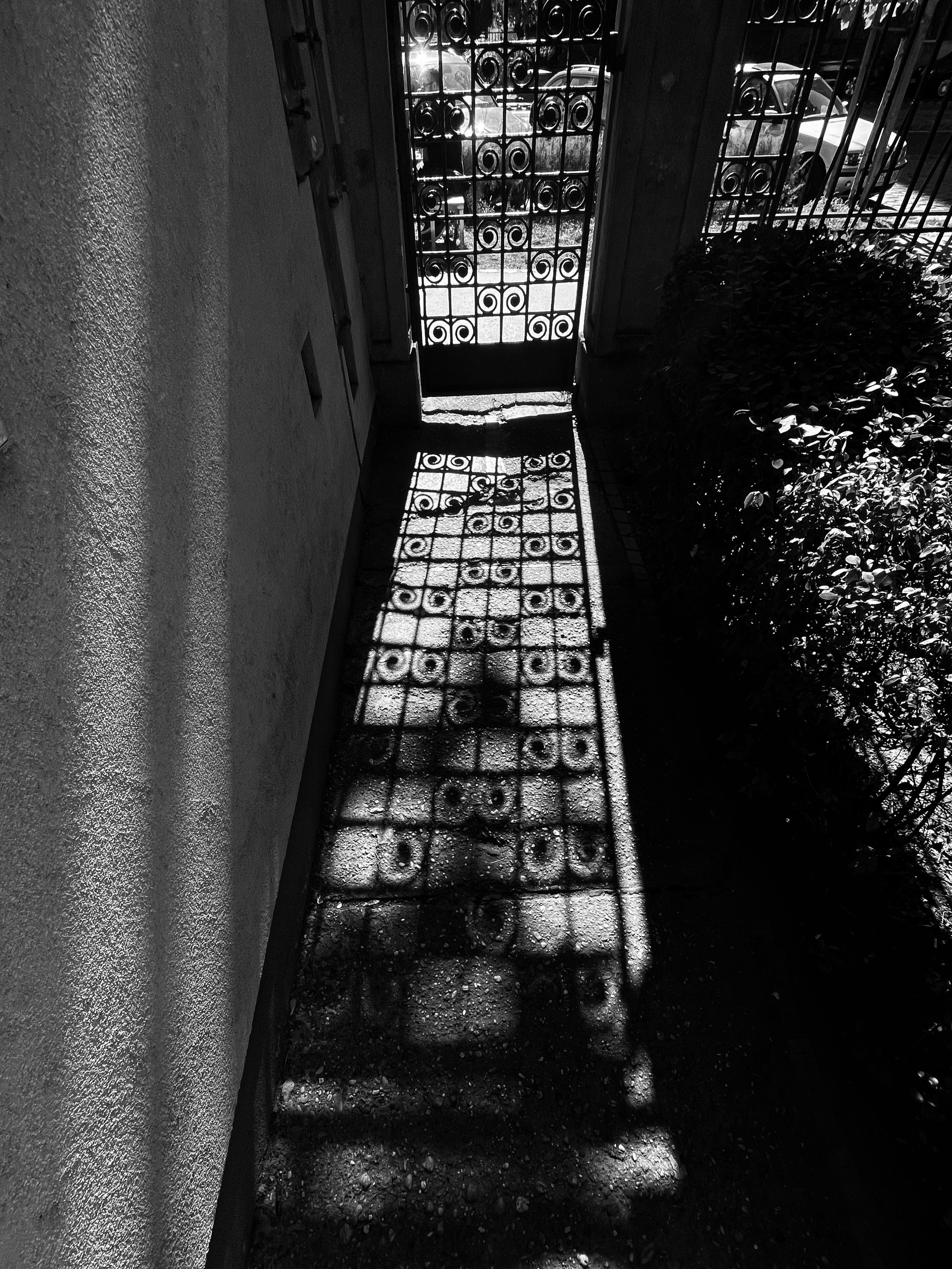 Gate shadow