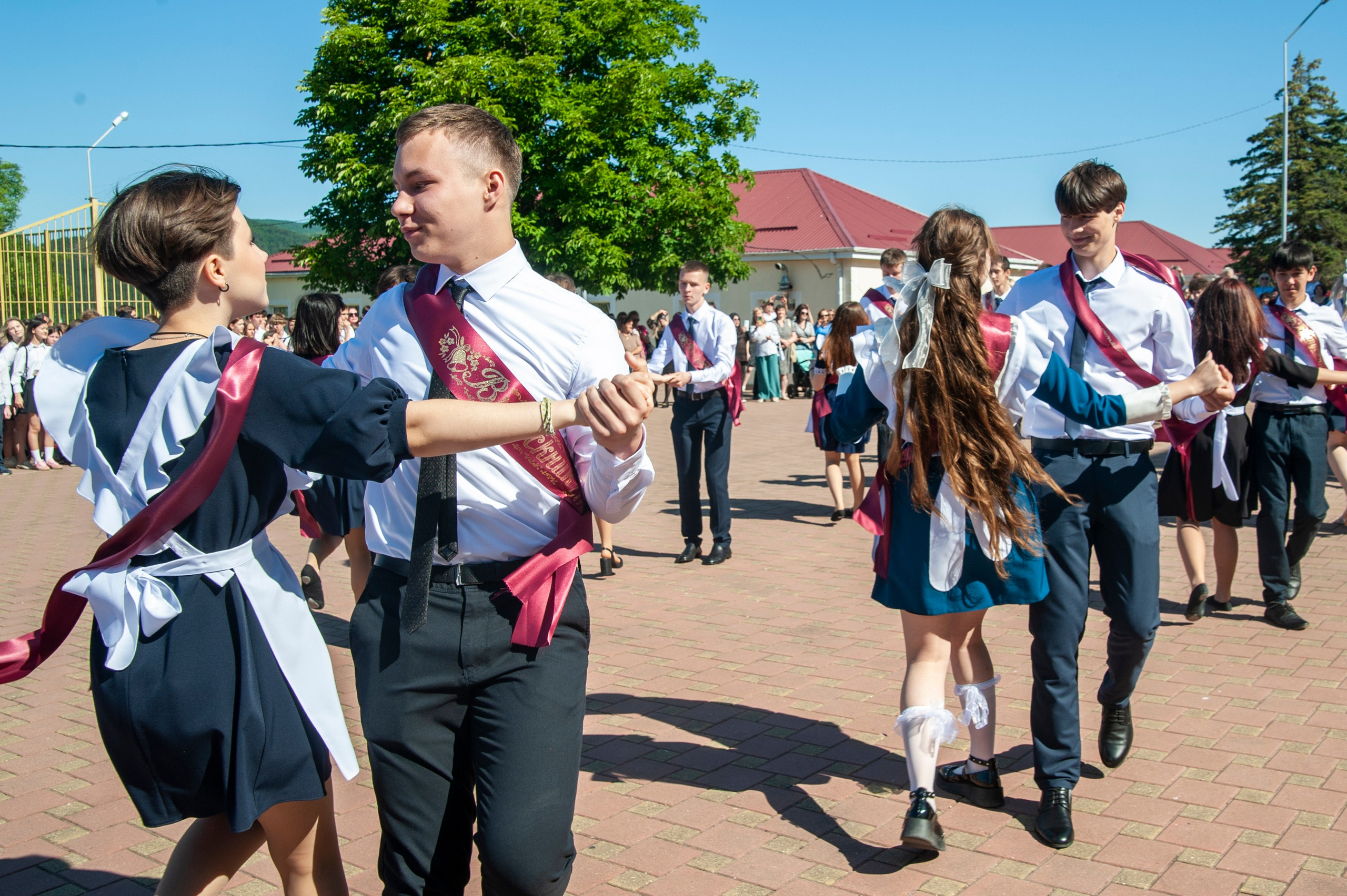 Последний Звонок МАОУ СОШ № 17 им. Эдуарда Есаяна — Архипо-Осиповка. Свадебный и семейный фотограф Денис Лукьянов в Краснодаре, Краснодарском крае и Республике Крым