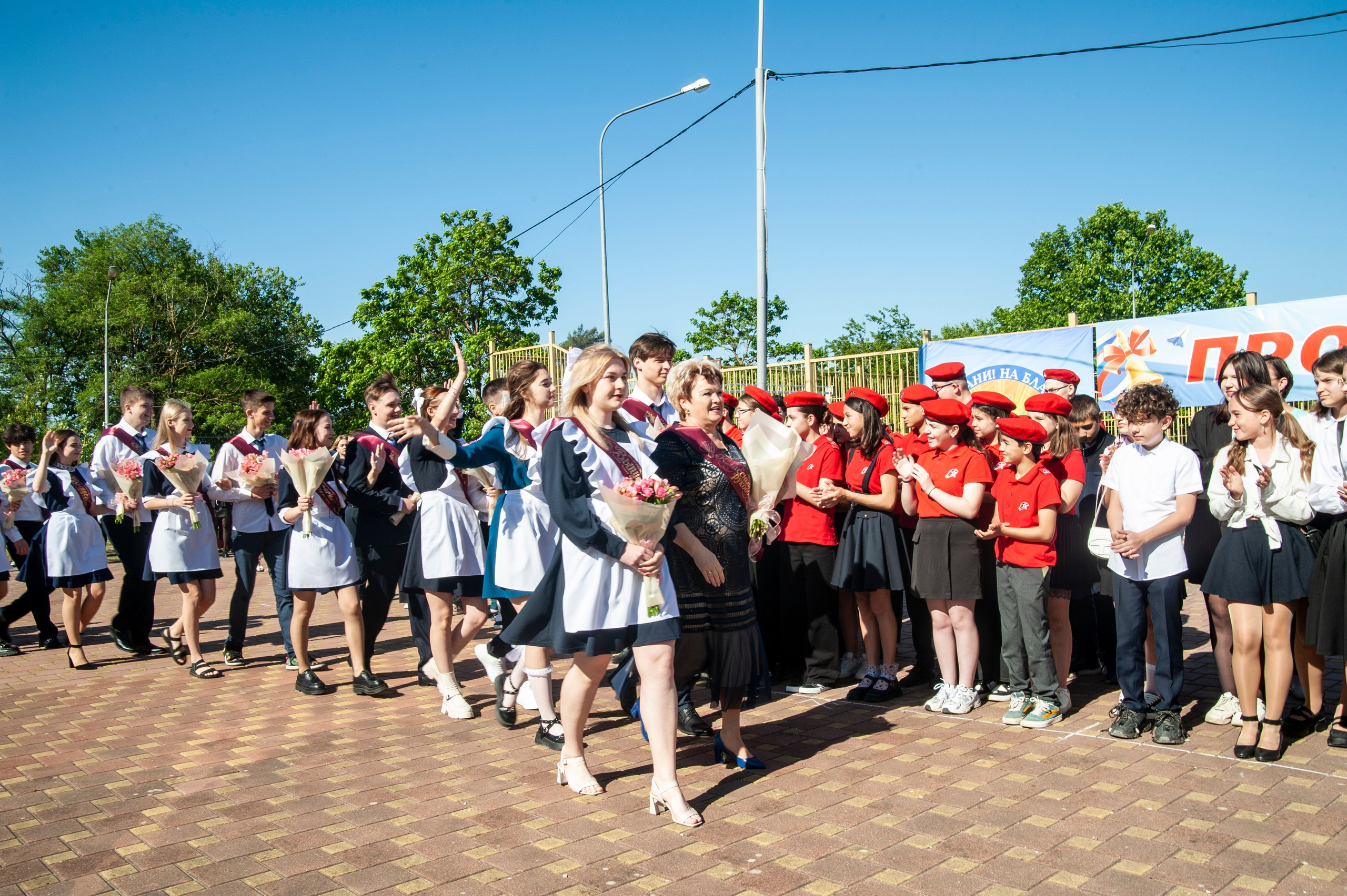 Последний Звонок МАОУ СОШ № 17 им. Эдуарда Есаяна — Архипо-Осиповка. Свадебный и семейный фотограф Денис Лукьянов в Краснодаре, Краснодарском крае и Республике Крым