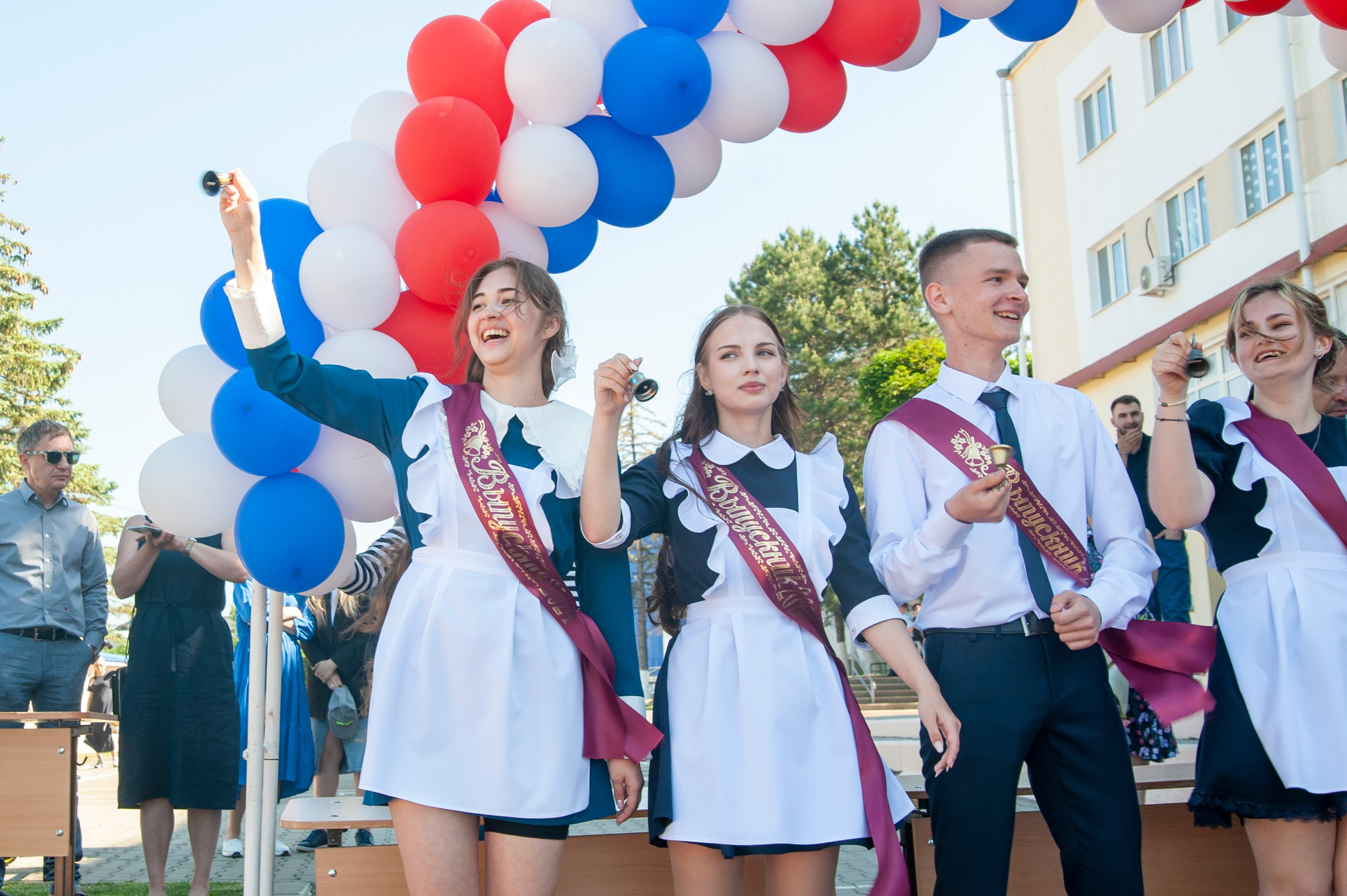 Последний Звонок МАОУ СОШ № 17 им. Эдуарда Есаяна — Архипо-Осиповка. Свадебный и семейный фотограф Денис Лукьянов в Краснодаре, Краснодарском крае и Республике Крым