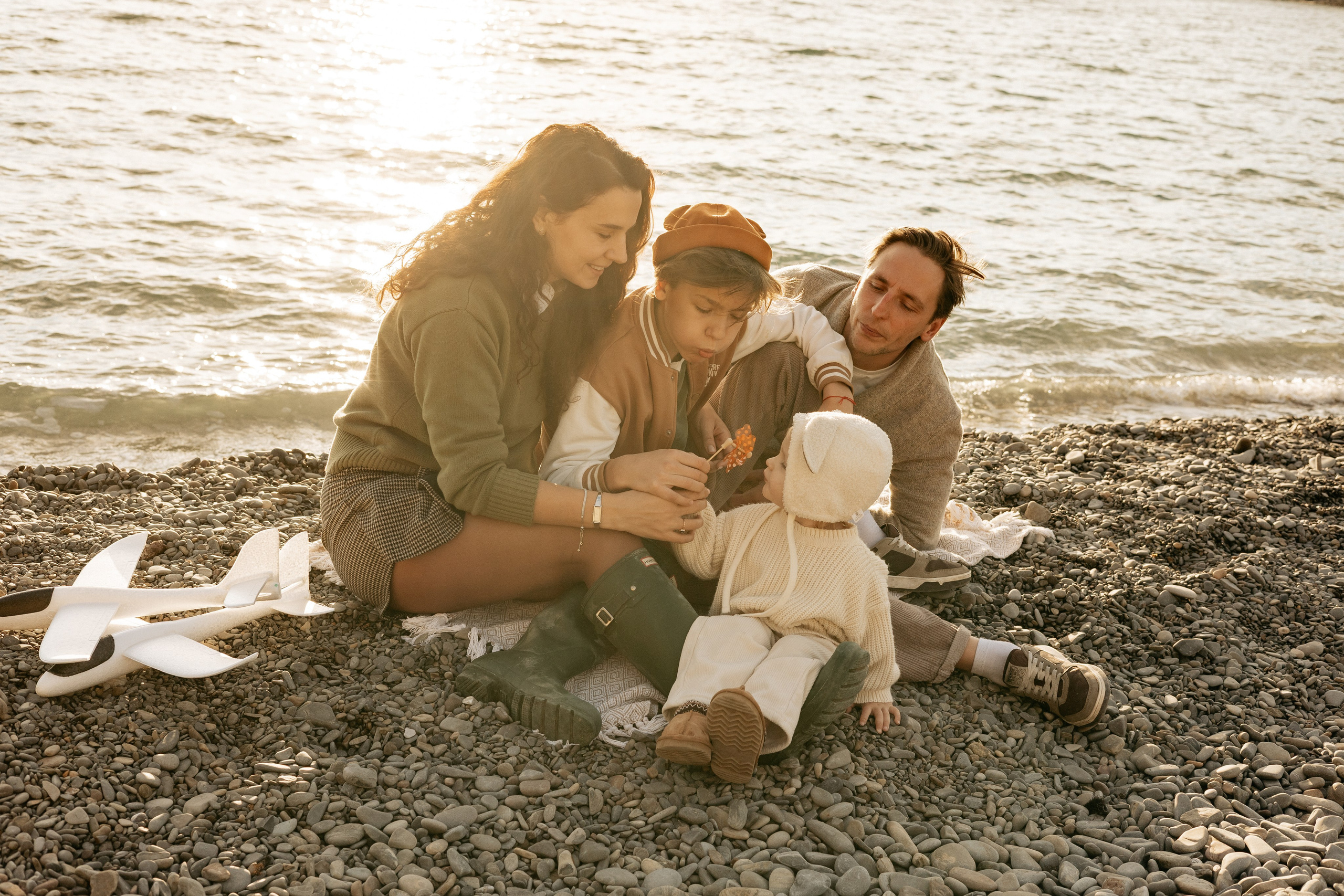 Счастливые моменты семейной фотосессии на морском берегу