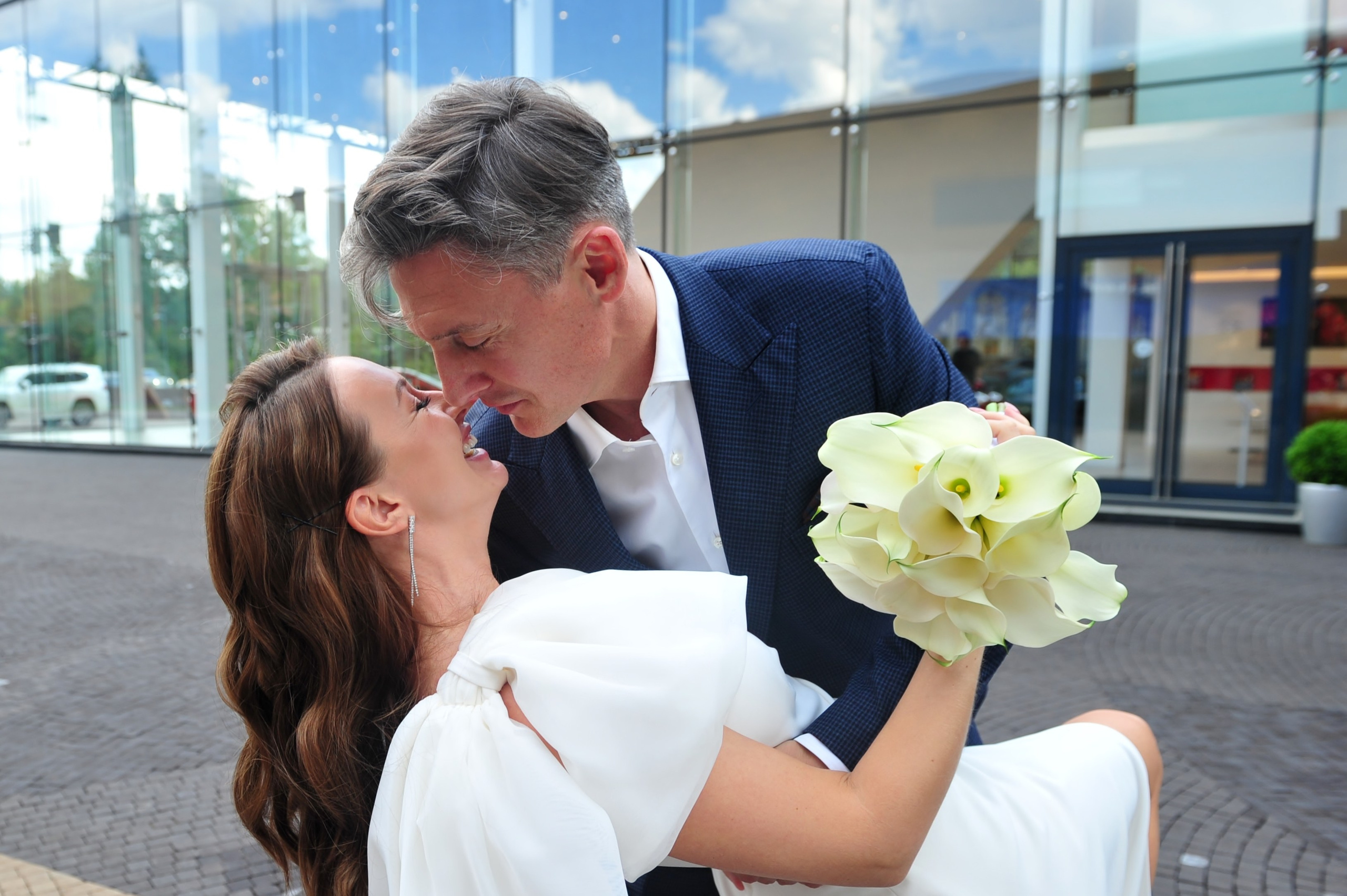 Свадьба в ЗАГСе Барвиха Luxury Village летом, жених и невеста целуются, поцелуй