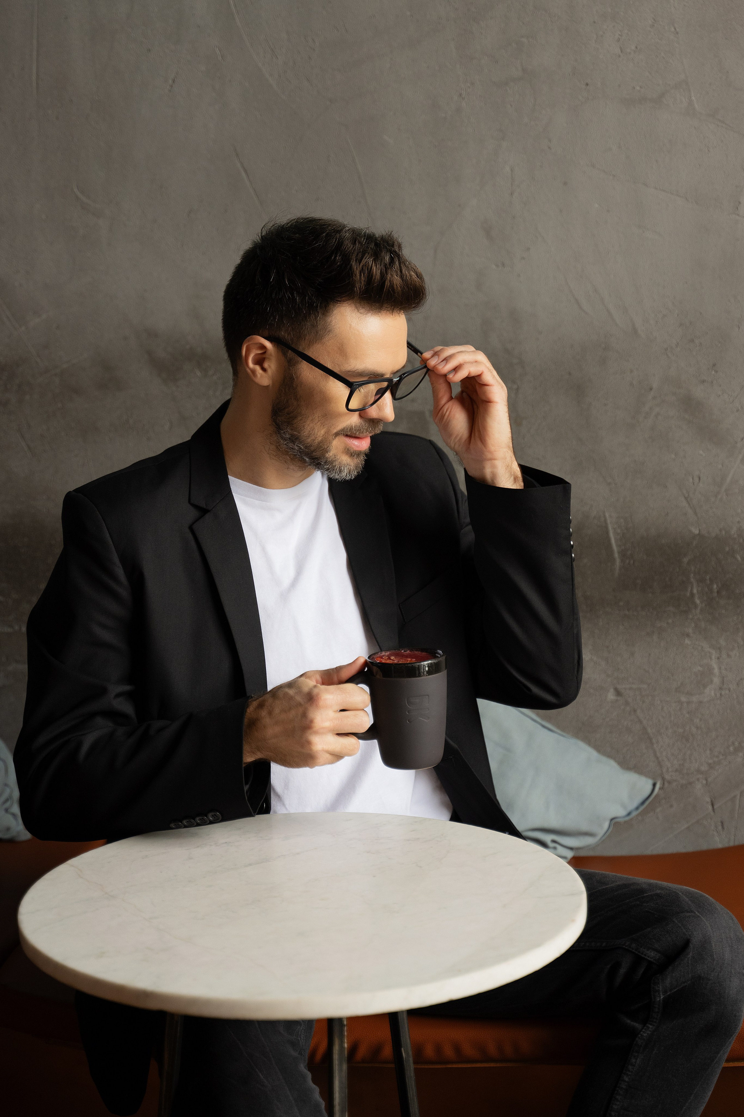 Красавчик в кафе. Главная