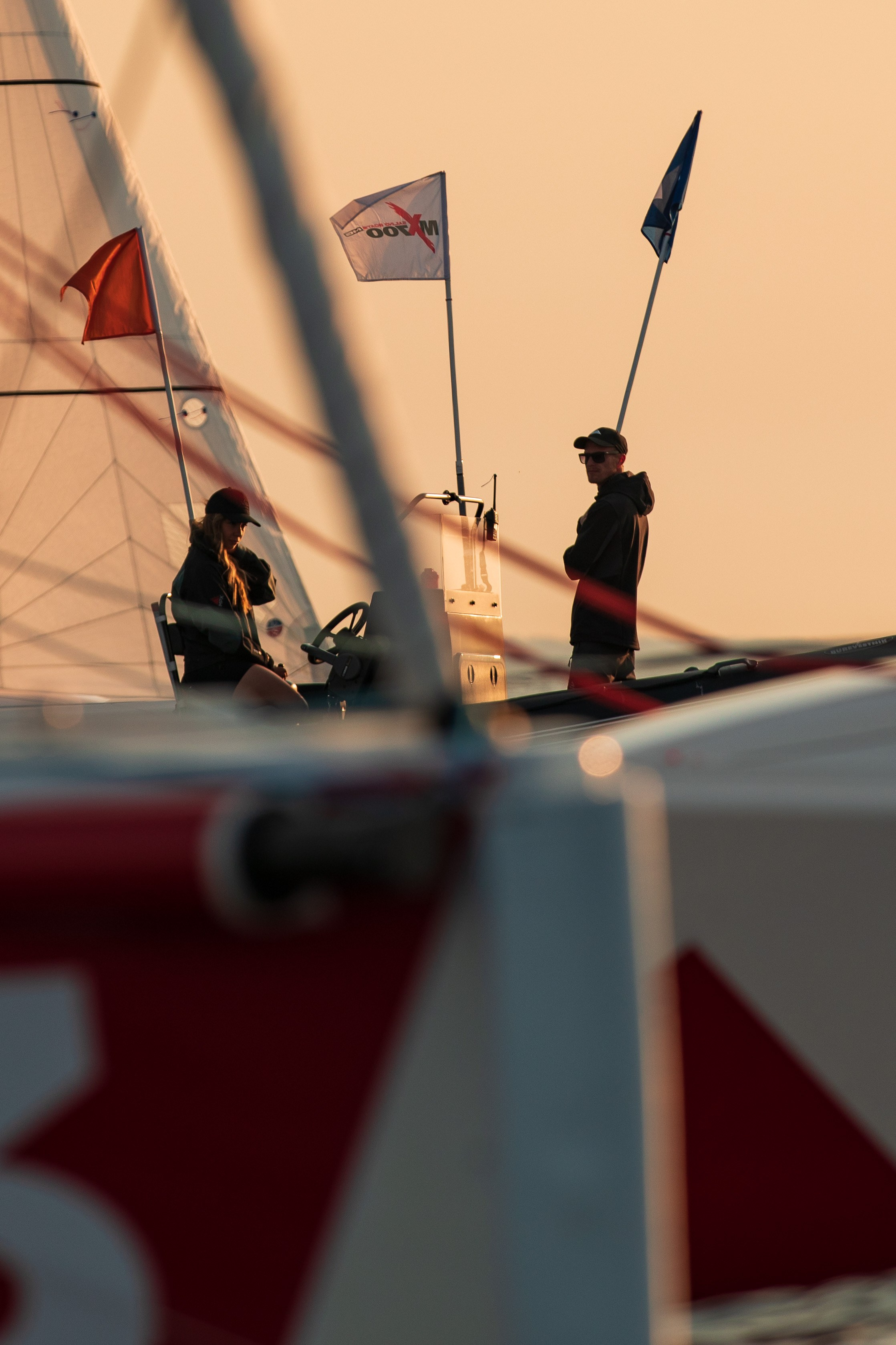 Судьи поднимают флаги. Красивый закат на парусной регате в СПб. 