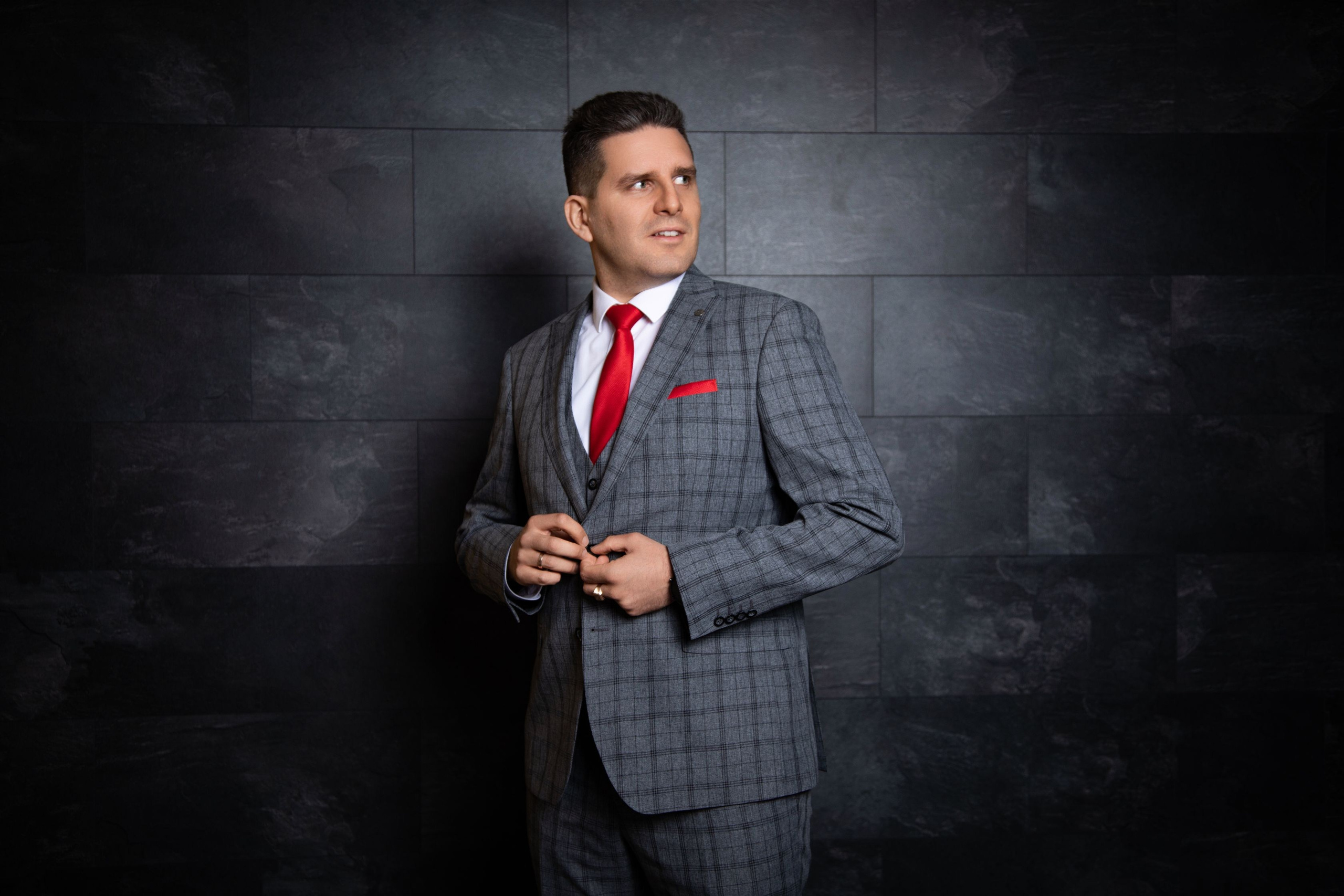 Профессиональная мужская фотосессия в Fotogen: Ваша история в кадре. Интерьерная фотостудия FOTOGEN г. Краснодар