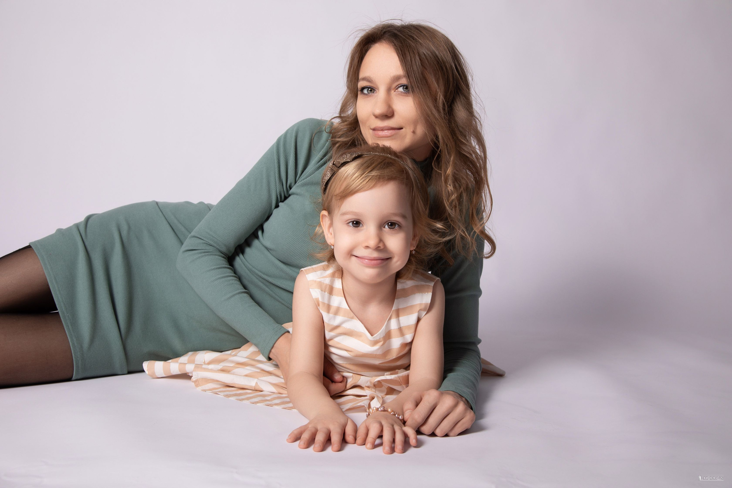 Семейная фотосессия: мама с детьми | Портфолио Fotogen. Интерьерная фотостудия FOTOGEN г. Краснодар