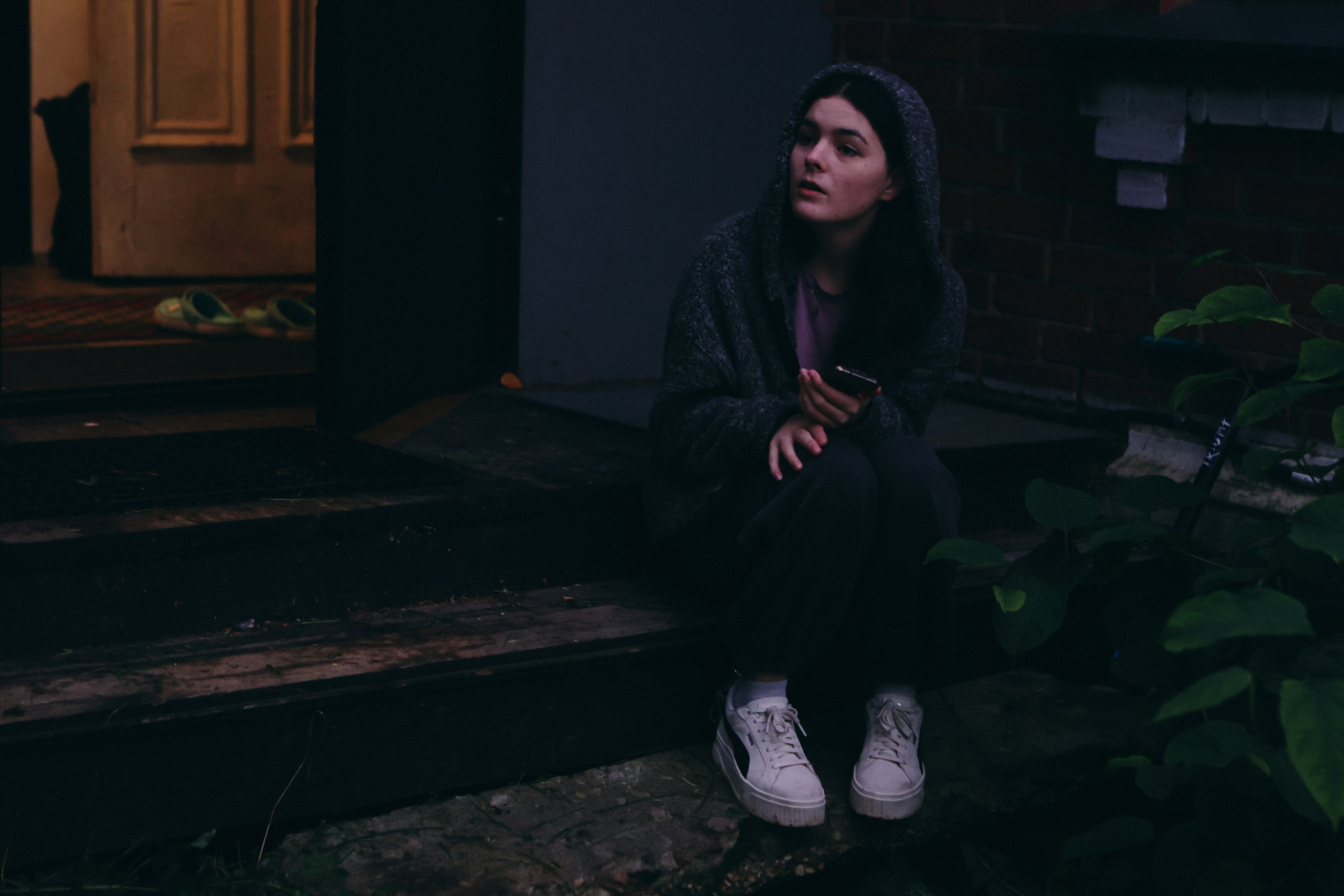 девушка сидит на крыльце