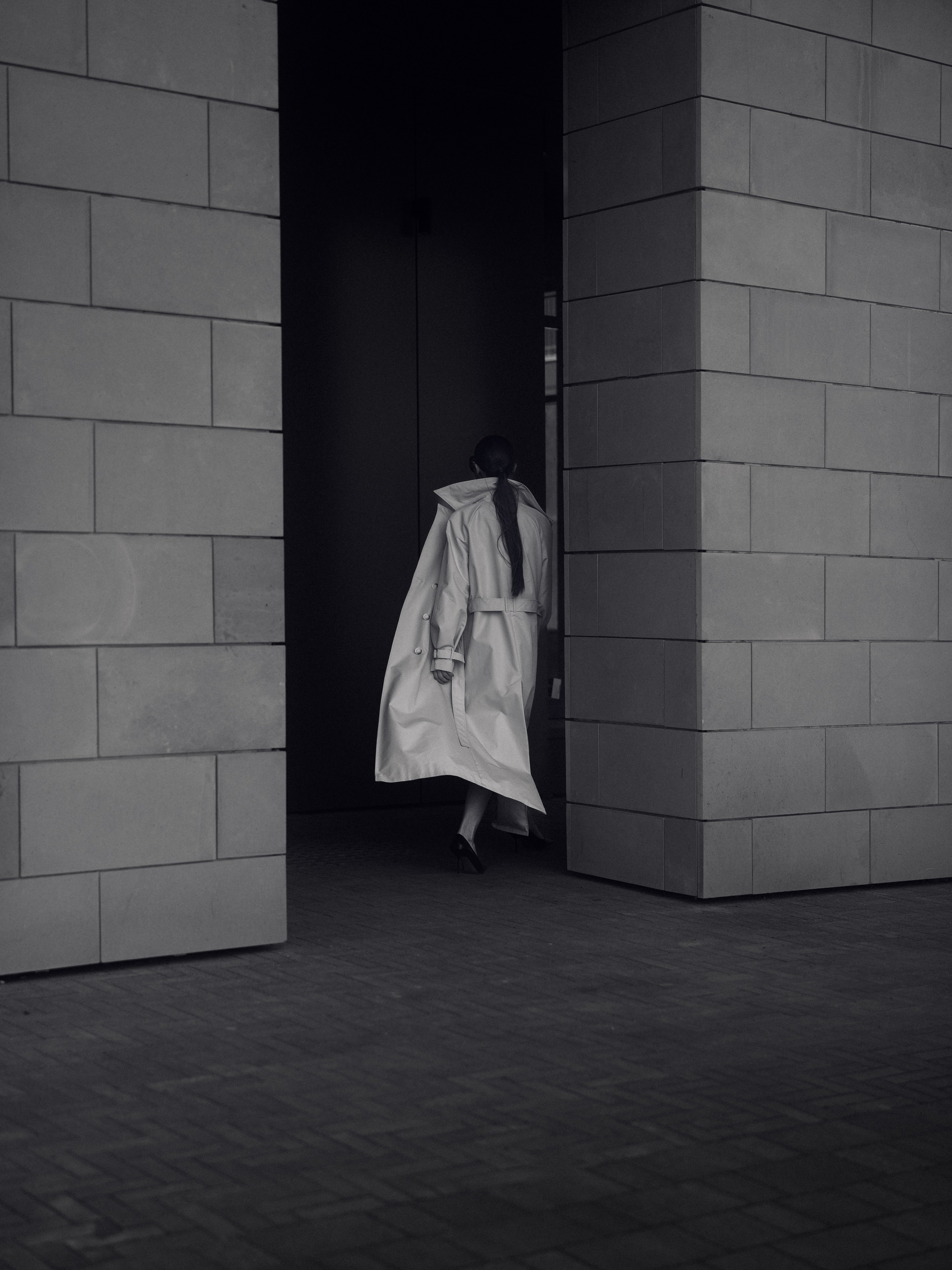 уличная фотография девушки в Казани, модель Софи в движении