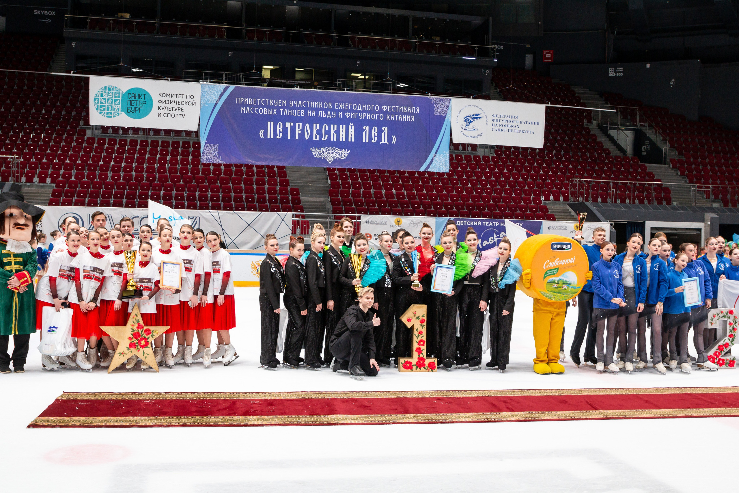 VII Ежегодный фестиваль массовых танцев на льду и фигурного катания «Петровский лёд» Санкт-Петербург 2024. Репортажный фотограф в Москве
