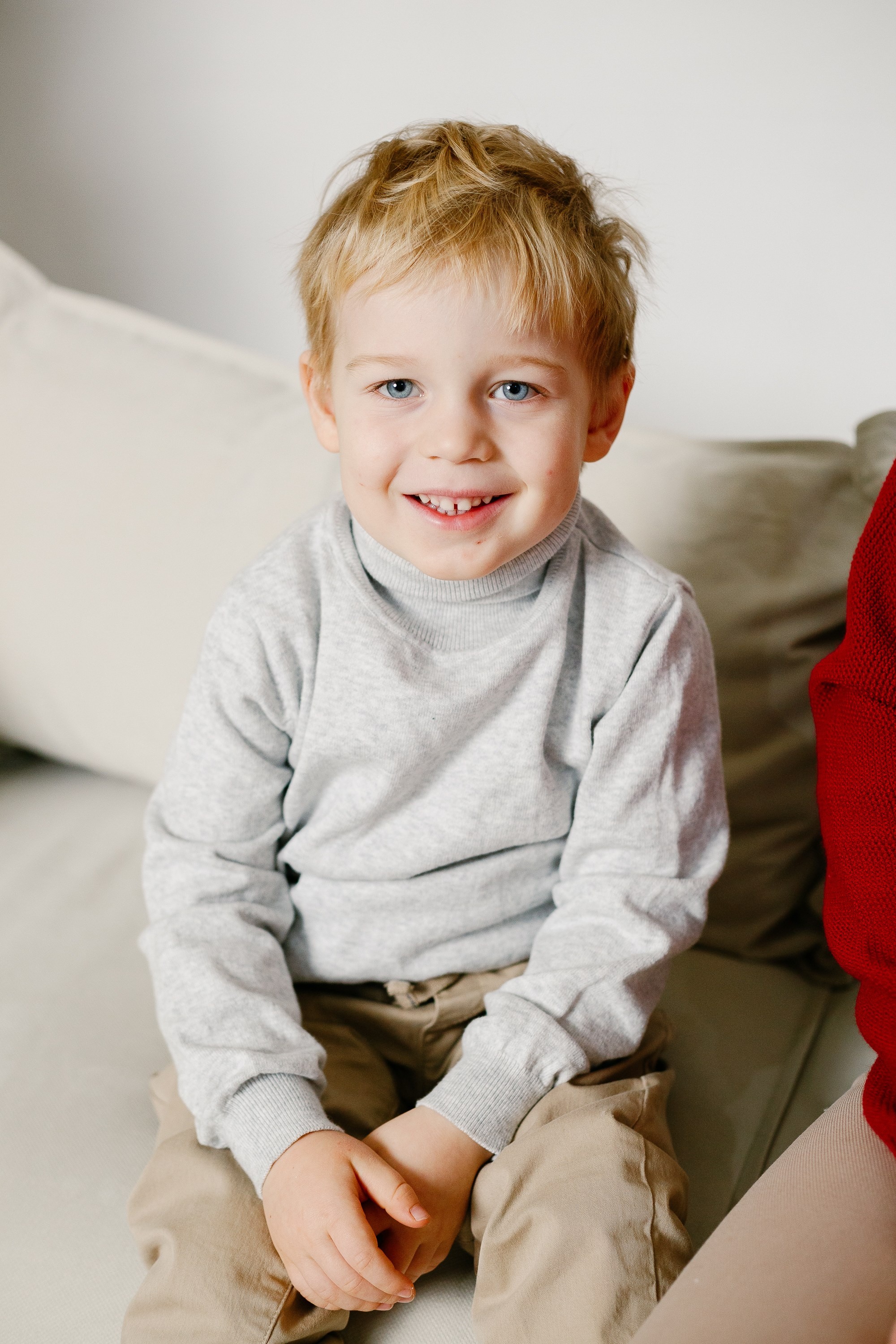 Фотограф на семейную фотосессию в студии на новый год