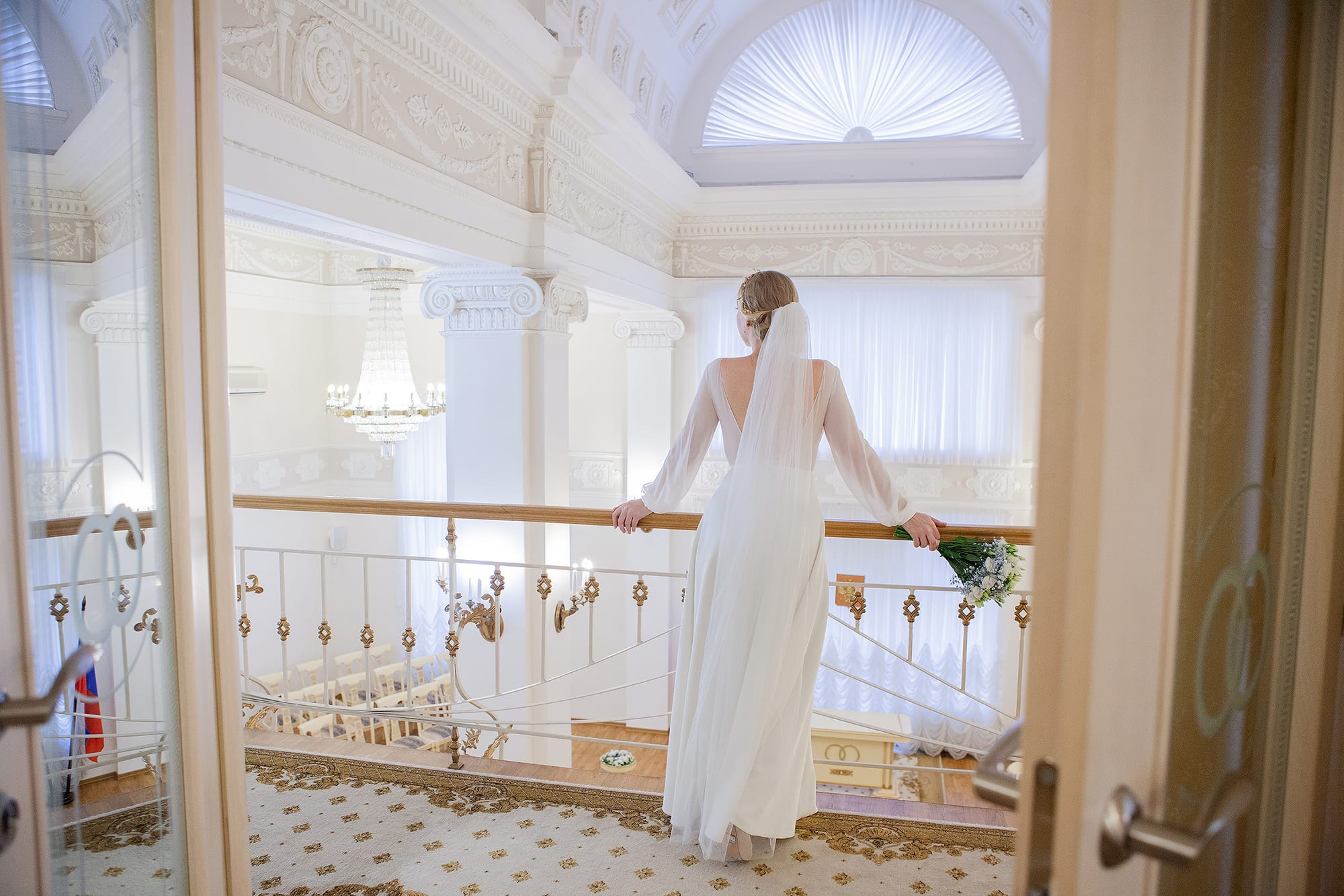 portrait-of-the-bride-in-the-interior-of-the-wedding-palace