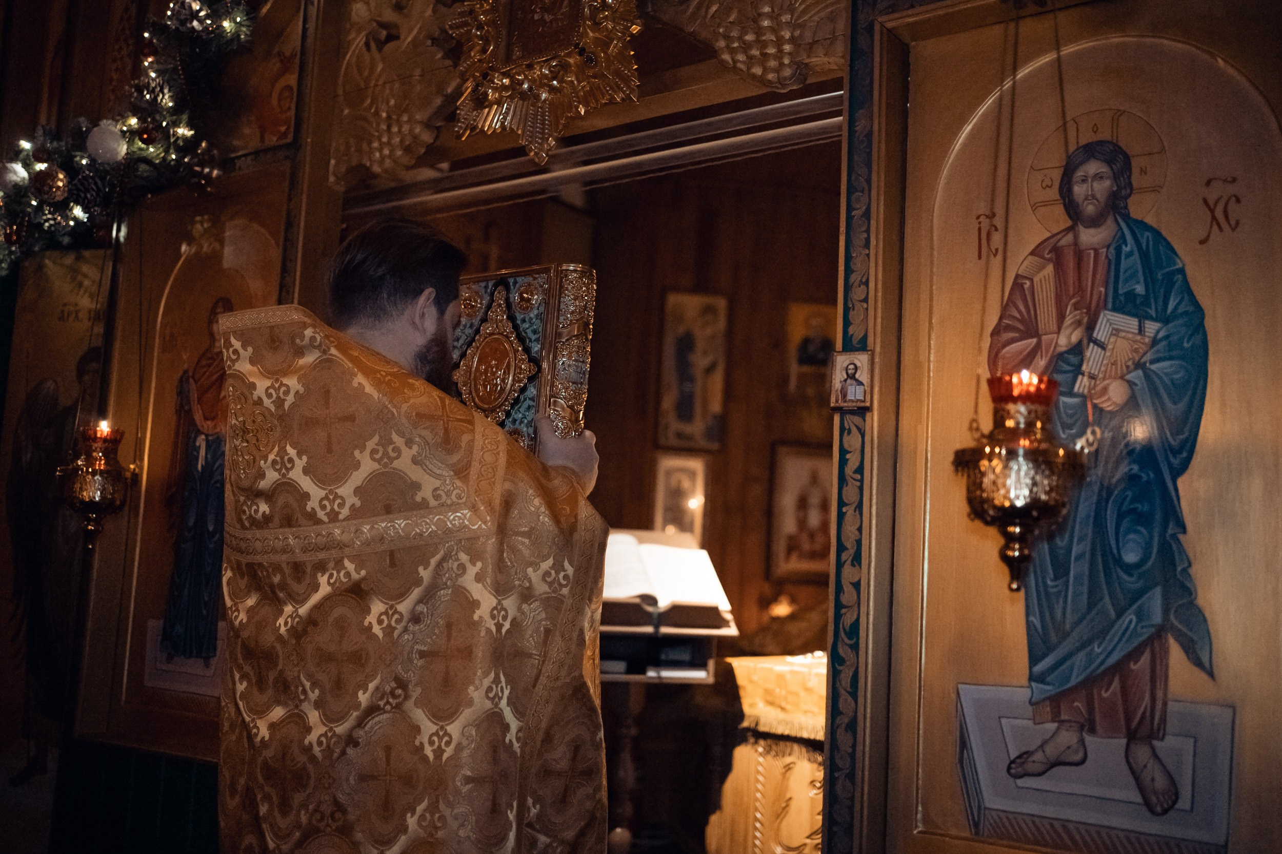 Ночная Божественная Литургия в день памяти Свт.Спиридона Тримифунтского, Севастополь. Церковный фотограф Севастополь