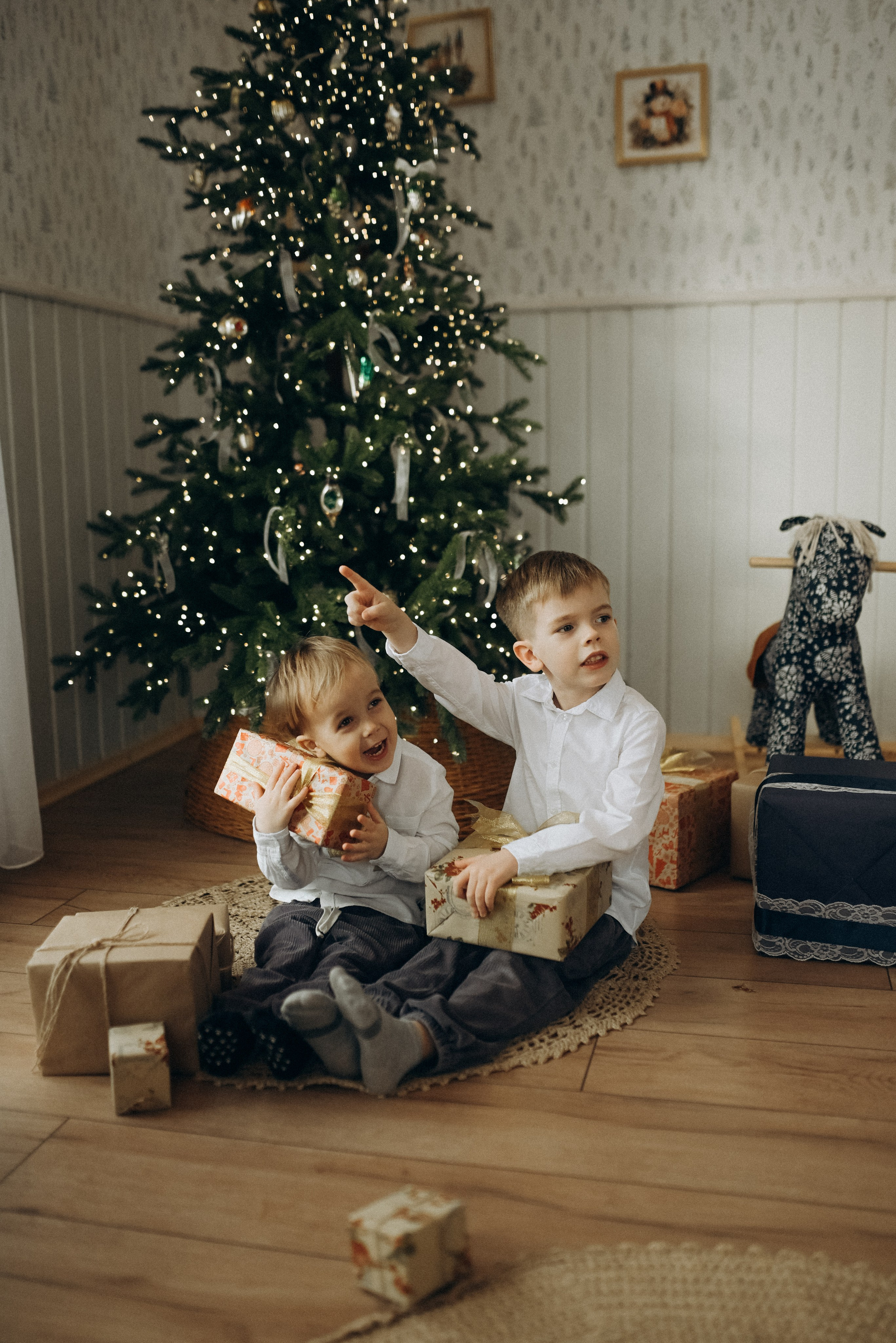 Антон, Маша, Мирон и Корней. Главная