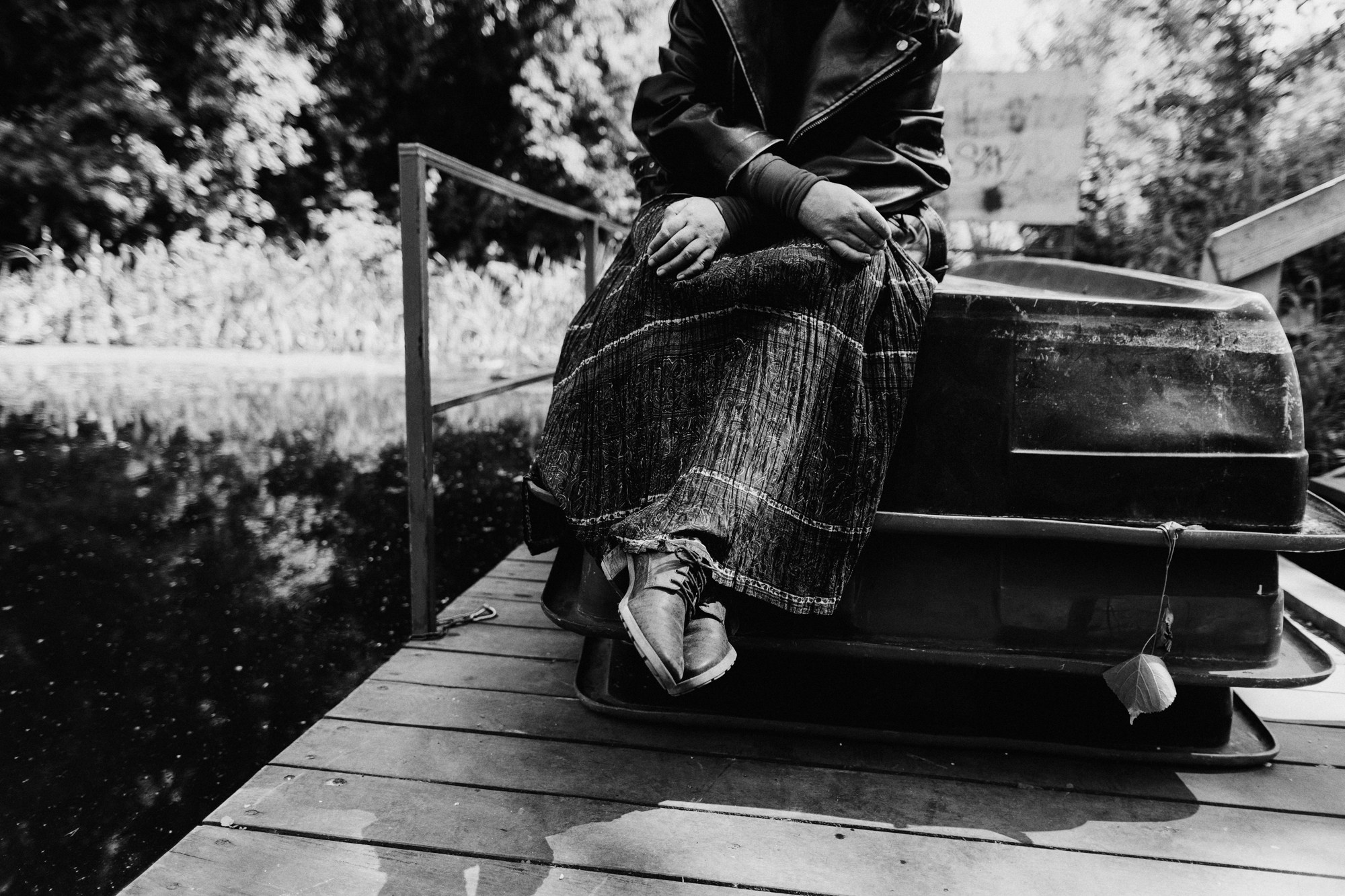 Эстетика деталей: обувь и край юбки на фоне лесной почвы, создание атмосферной истории через фрагменты фотосессии