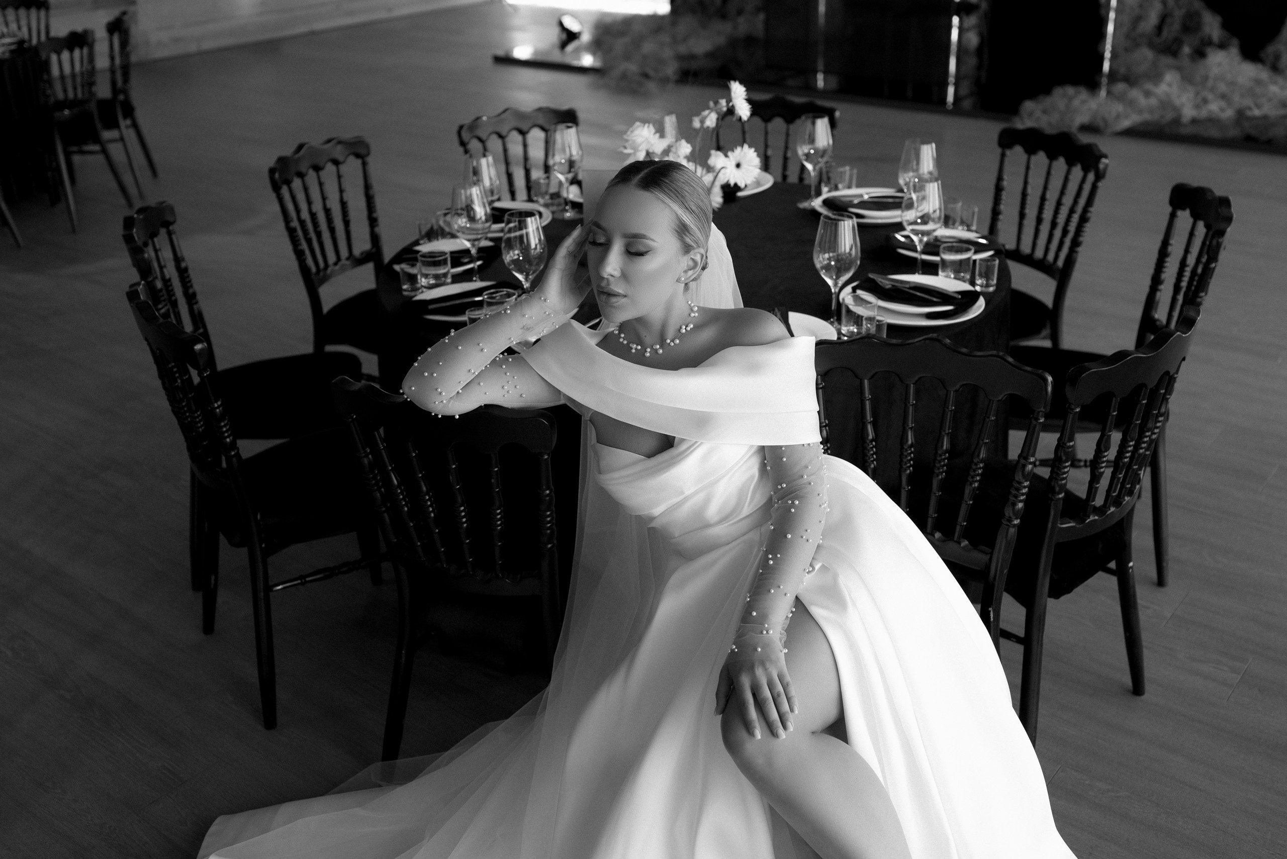 Здравствуйте! Я свадебный фотограф из Ульяновска, работаю в том числе по всей России и с выездом за границу. Снимаю свадьбы, lovestory, корпоративы, светский репортаж. Провожу обучение по фотографии, мастер-классы и воркшопы для других фотографов.