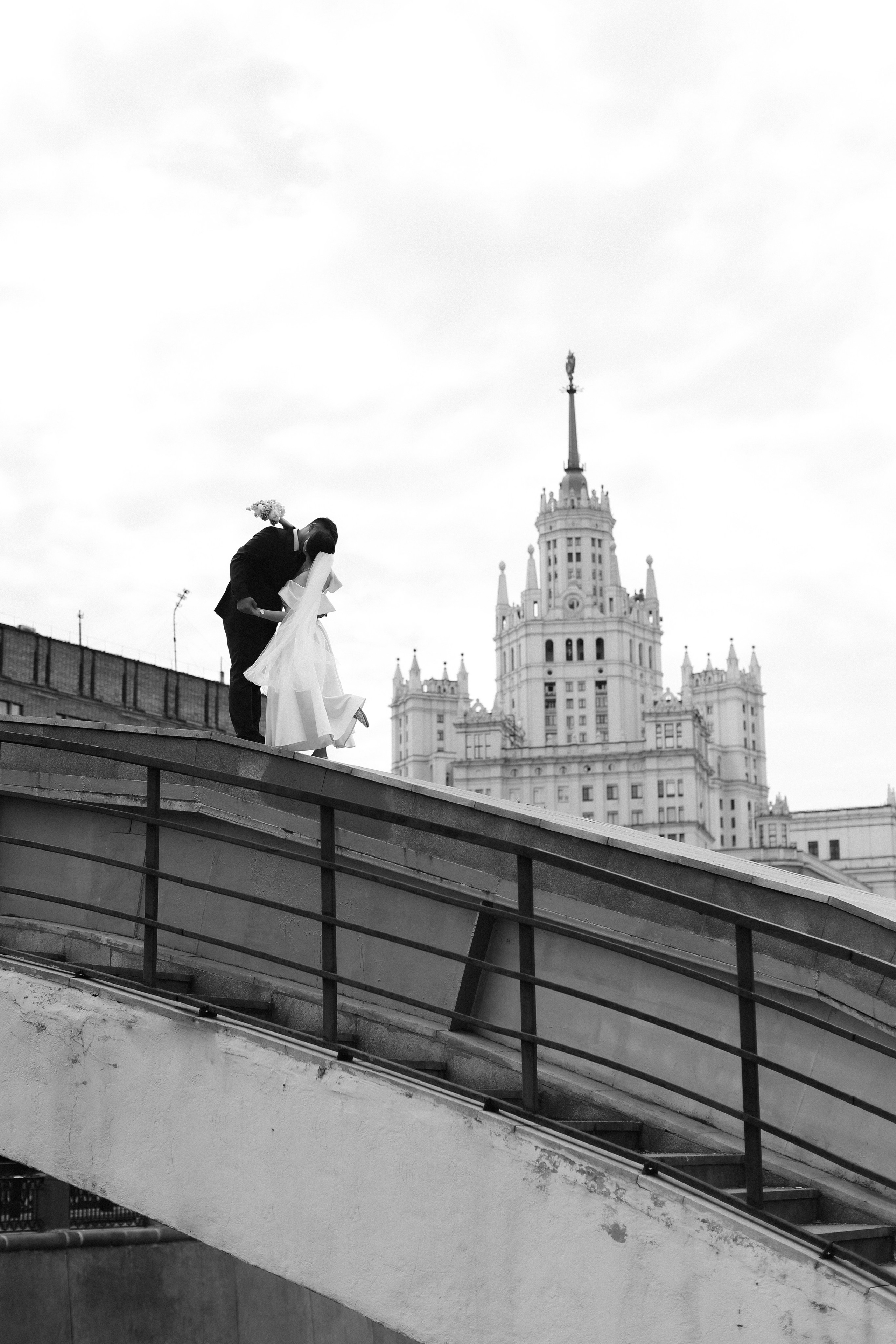 Д. + Н. ЗАГС ВДНХ, прогулка возле высотки на Котельнической набережной. Свадебный и семейный фотограф в Москве Света Снимает
