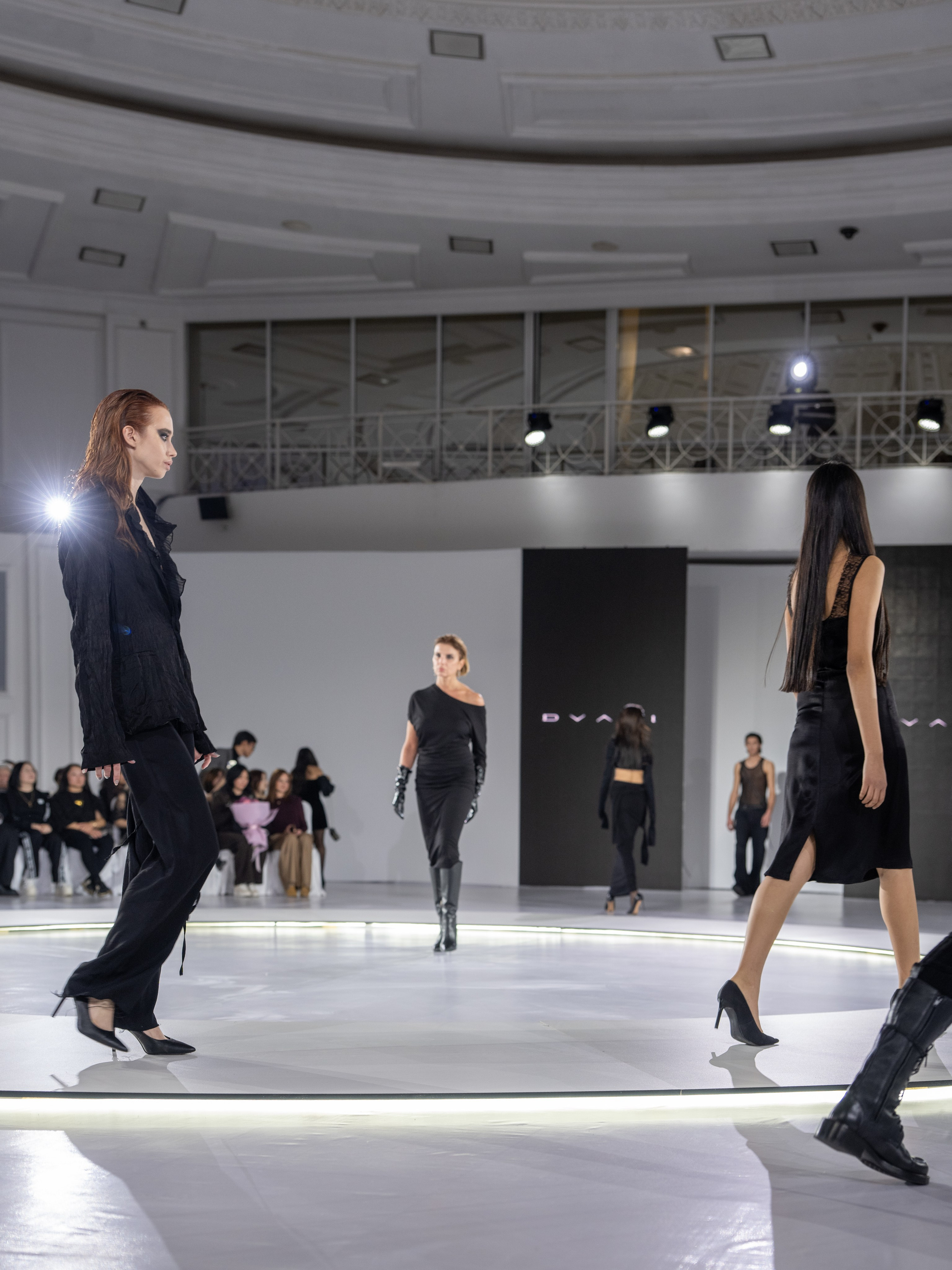 Дизайн DVALI. Сайт Алматинского НЮ АРТ, будуар и фэшн фотографа Дениса Карпенко