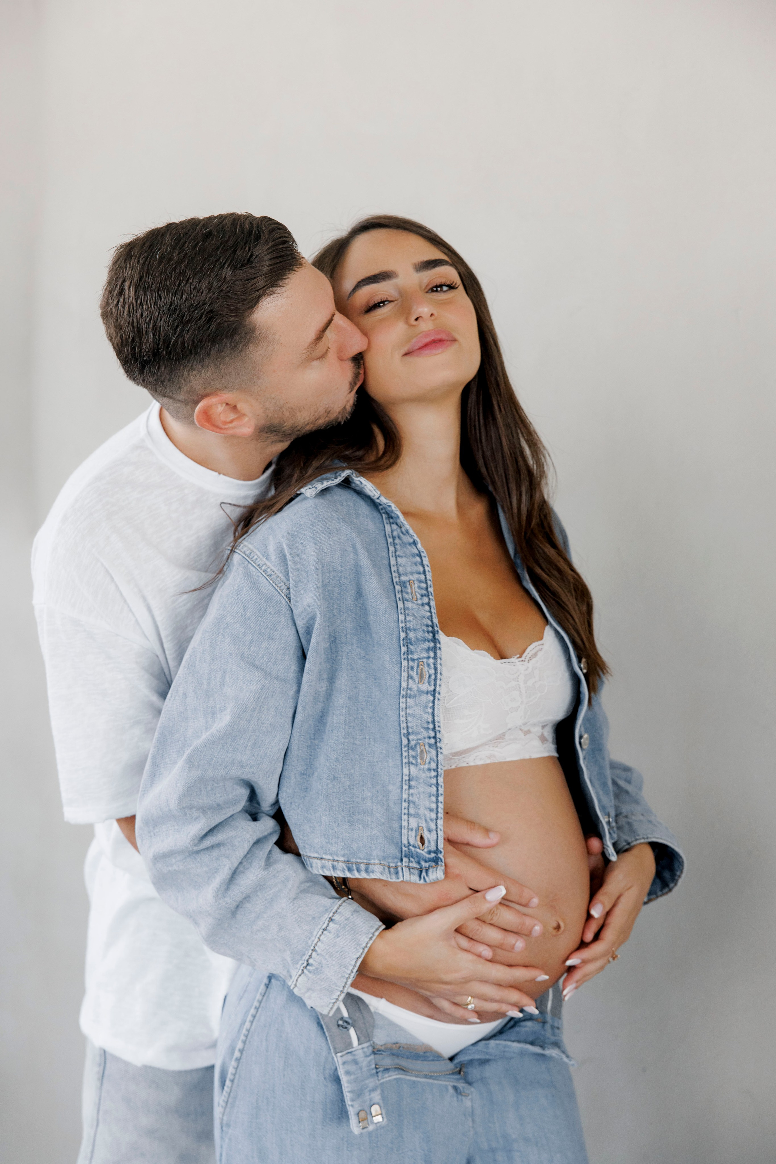 Pregnancy photoshoot inside the studio in Tel Aviv. Главная