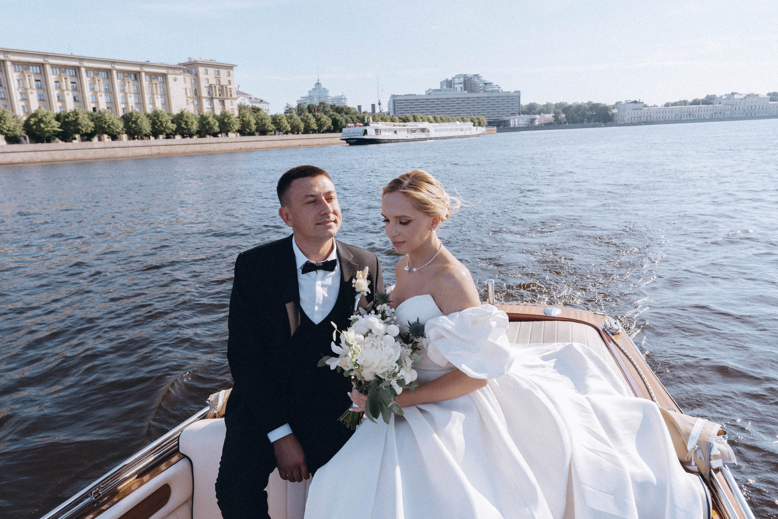 СВАДЕНБНАЯ СЬЕМКА НА КАТЕРЕ ПО КАНАЛАМ САНКТ-ПЕТЕРБУРГА И В АКВАТОРИИ НЕВЫ. Профессиональный фотограф, Санкт-Петербург — Виктория Богомолова