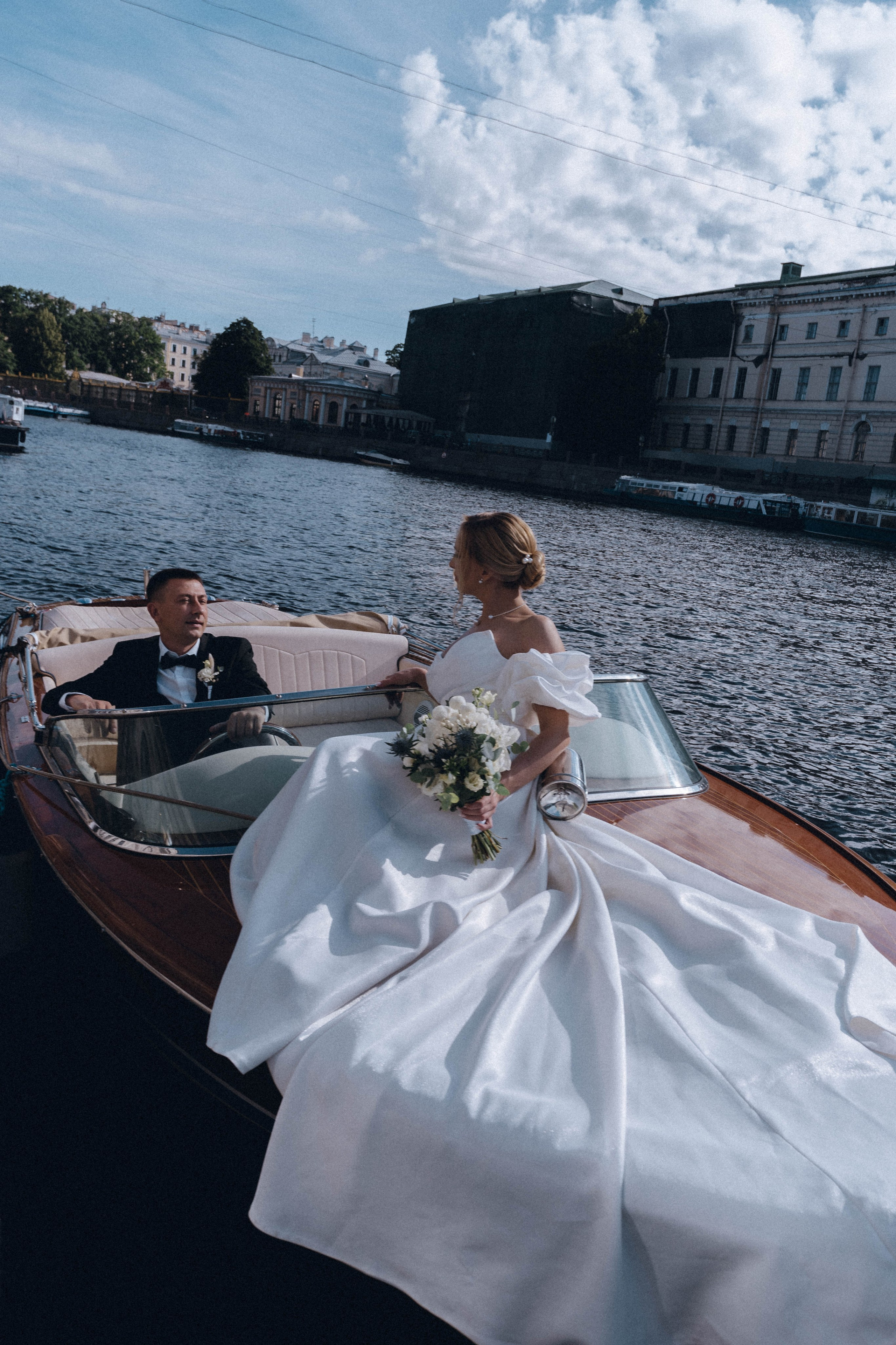 СВАДЕНБНАЯ СЬЕМКА НА КАТЕРЕ ПО КАНАЛАМ САНКТ-ПЕТЕРБУРГА И В АКВАТОРИИ НЕВЫ. Профессиональный фотограф, Санкт-Петербург — Виктория Богомолова