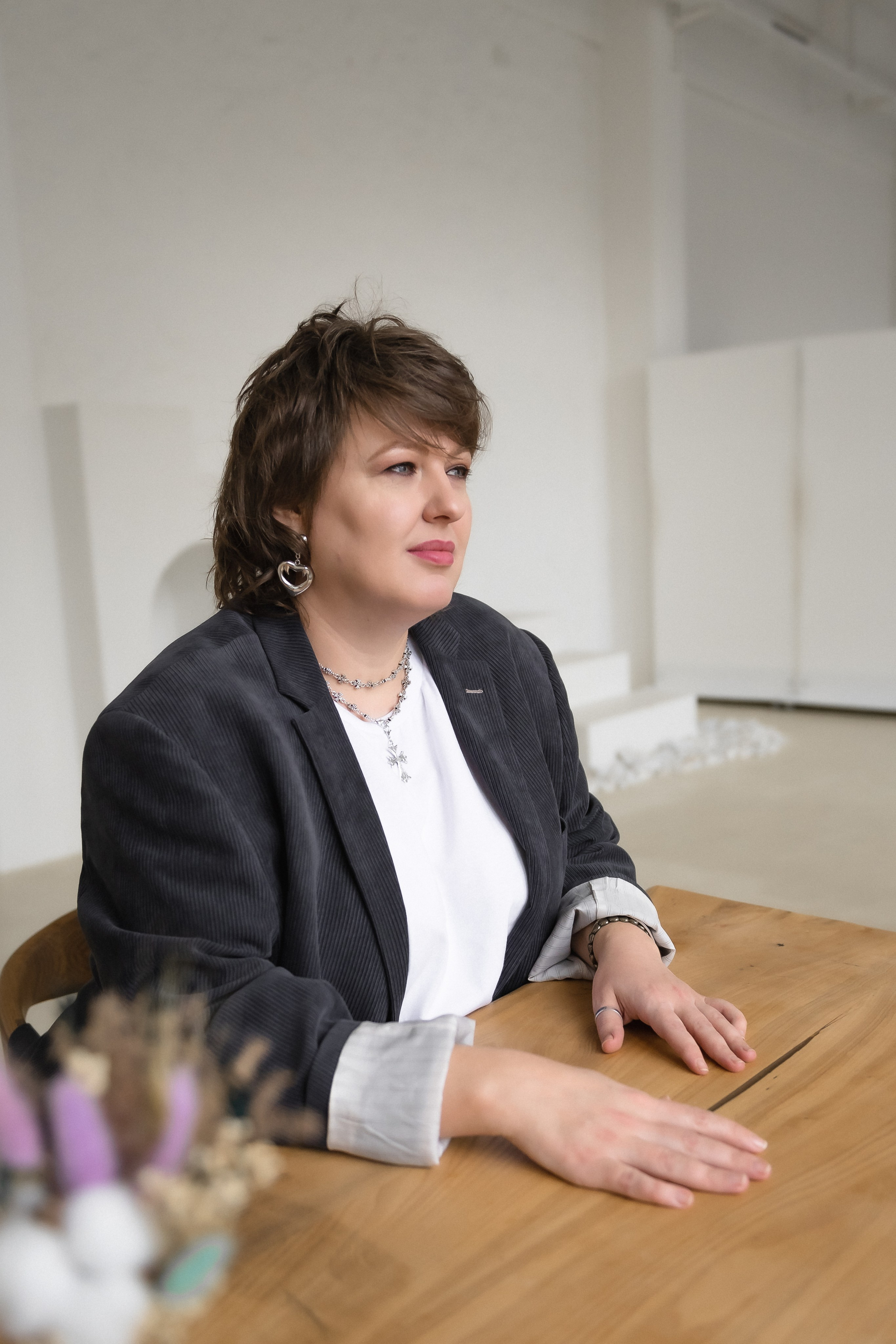 Бизнес потрет в светлом зале. КОНТЕНТ |БРЕНД фотограф Санкт-Петербург — Жанна Олтаржевская