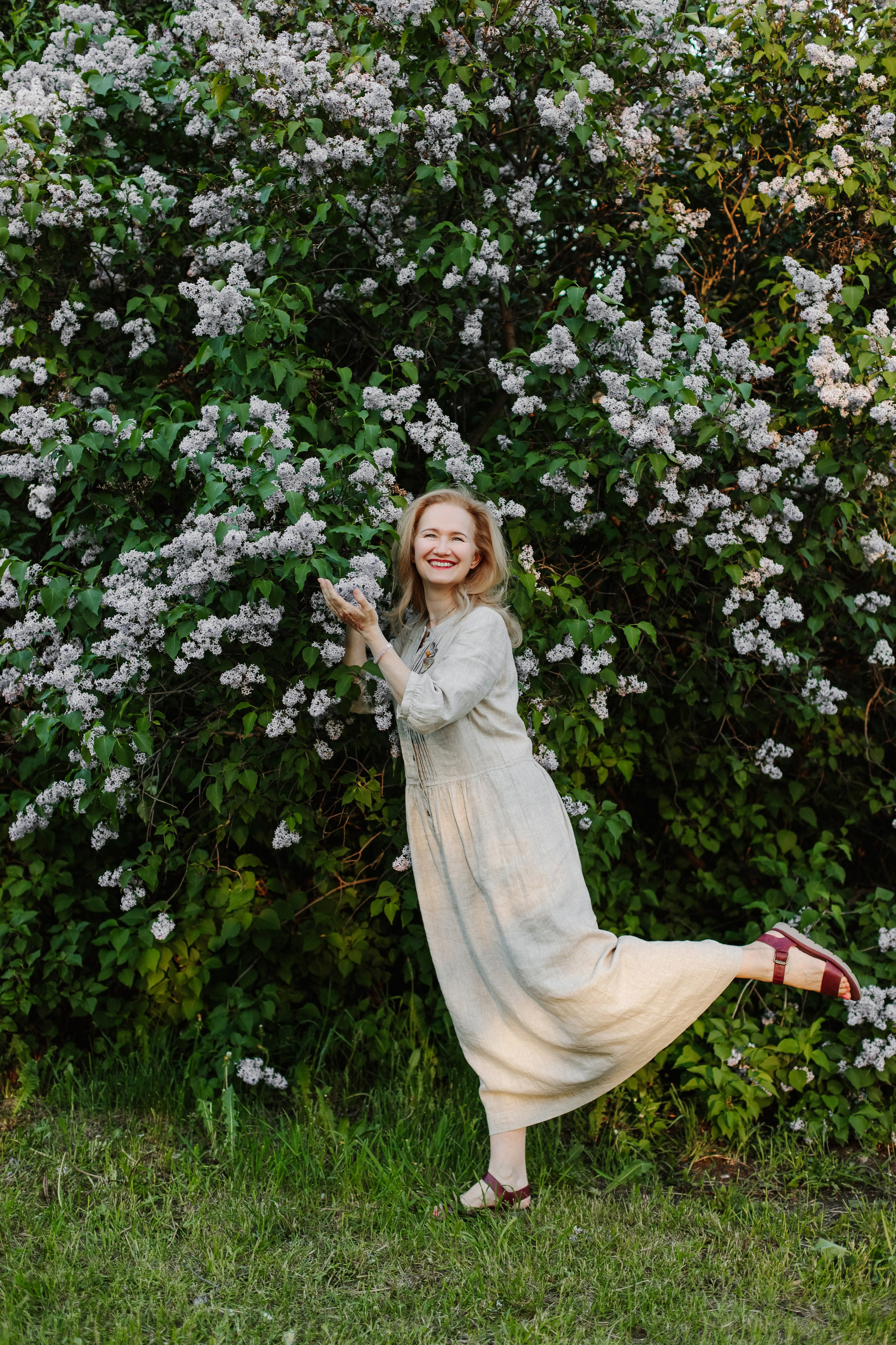 Женская фотосессия в цветении. Контентный фотограф в Перми Натали Кытманова