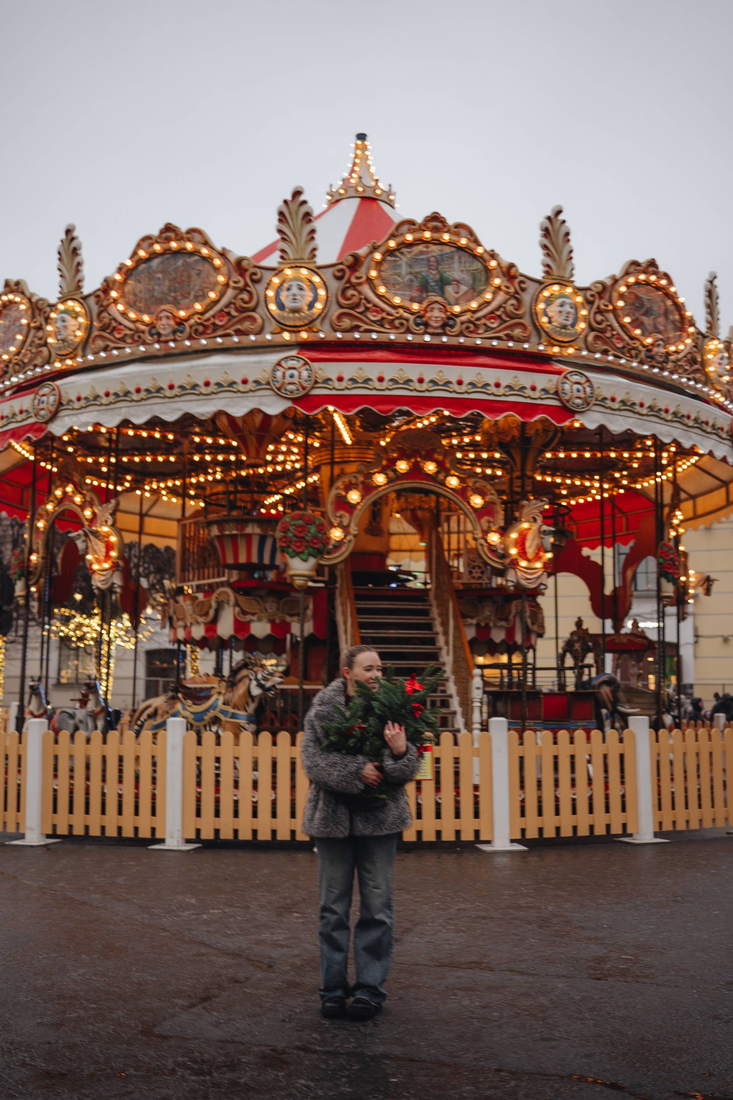 ПРОГУЛКА НА МАНЕЖНОЙ ПЛОЩАДИ ДЛЯ ДЕВУШКИ ПЕРЕД НОВЫМ ГОДОМ (НОВОГОДНЯЯ ФОТОСЕССИИЯ НА МАНЕЖНОЙ ПЛОЩАДИ). Профессиональный фотограф, Санкт-Петербург — Виктория Богомолова