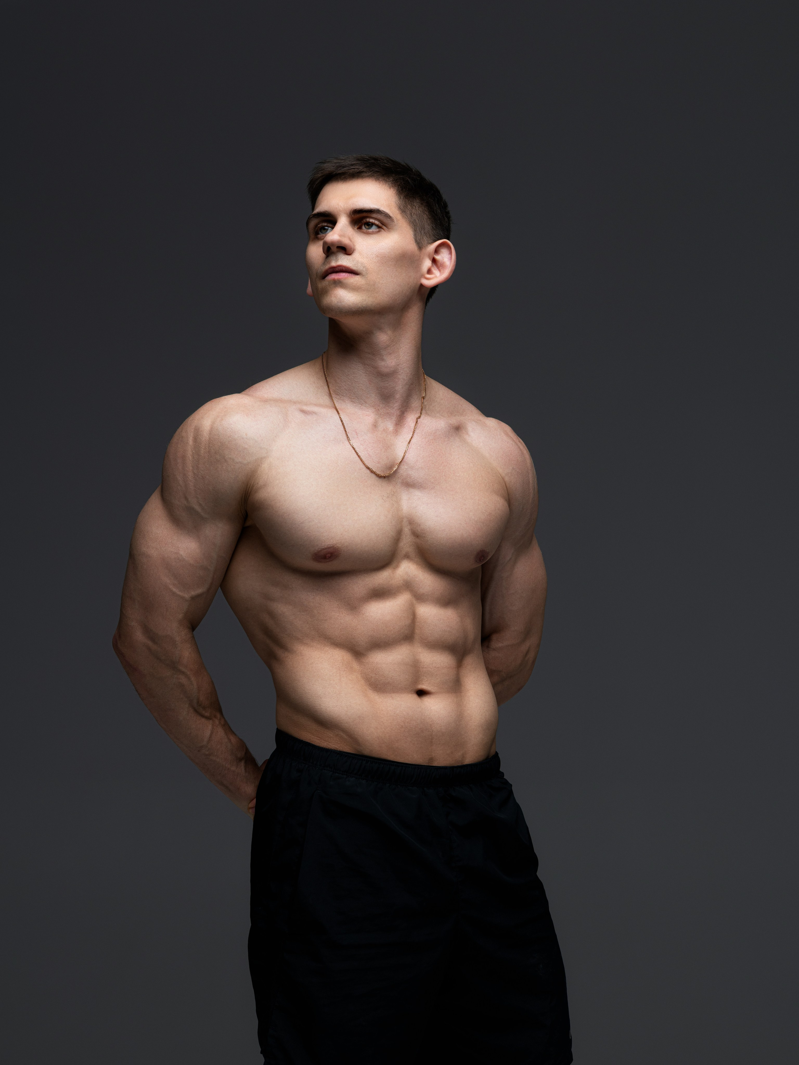 Съемка с Владом на циклораме с импульсным светом для себя и контента. Дмитрий Шульгин, портретный фотограф в Воронеже