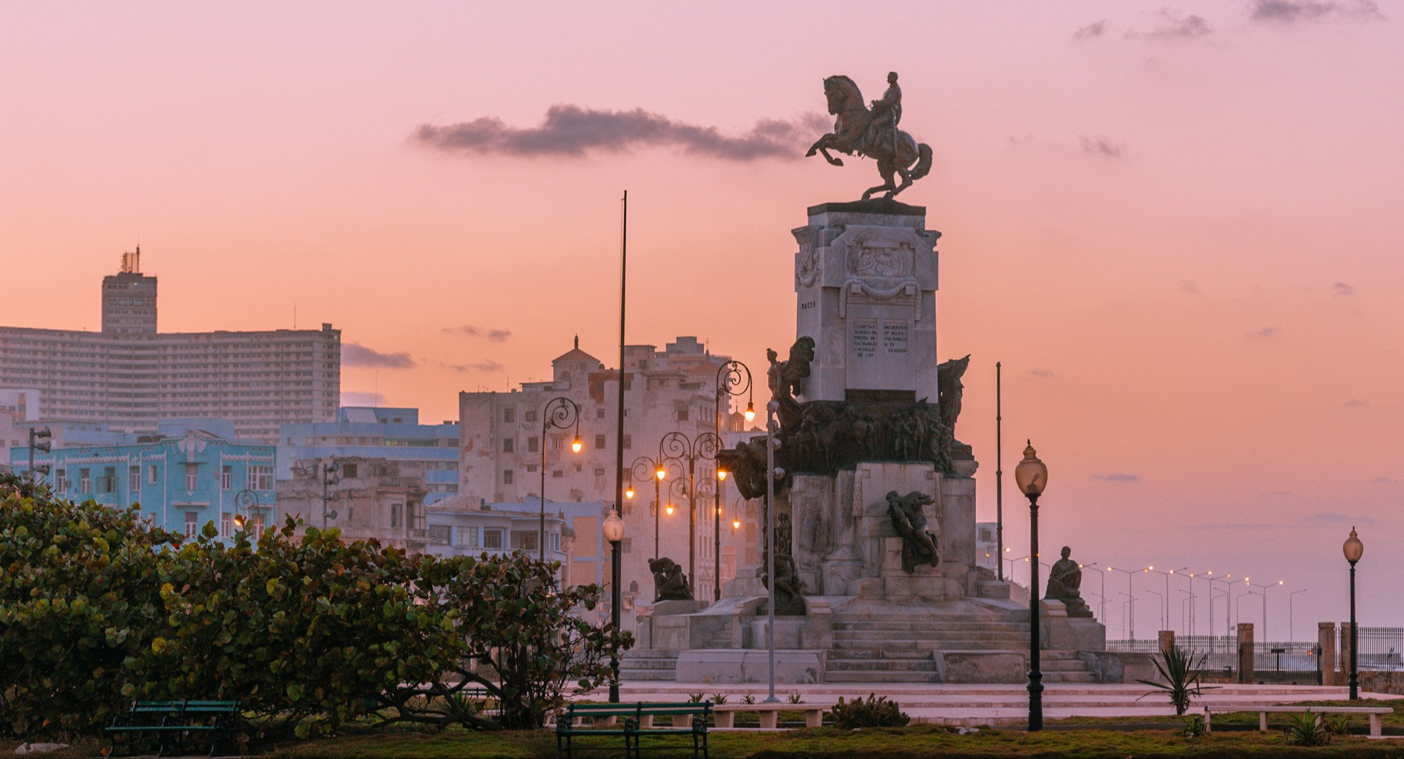 Солнце красит нежным светом памятник генералу Антонио Масео работы итальянского скульптора Доменико Бони, 1916. Гавана, Куба., Архитектура, Максим Додонов, Санкт-Петербург, SPC HM