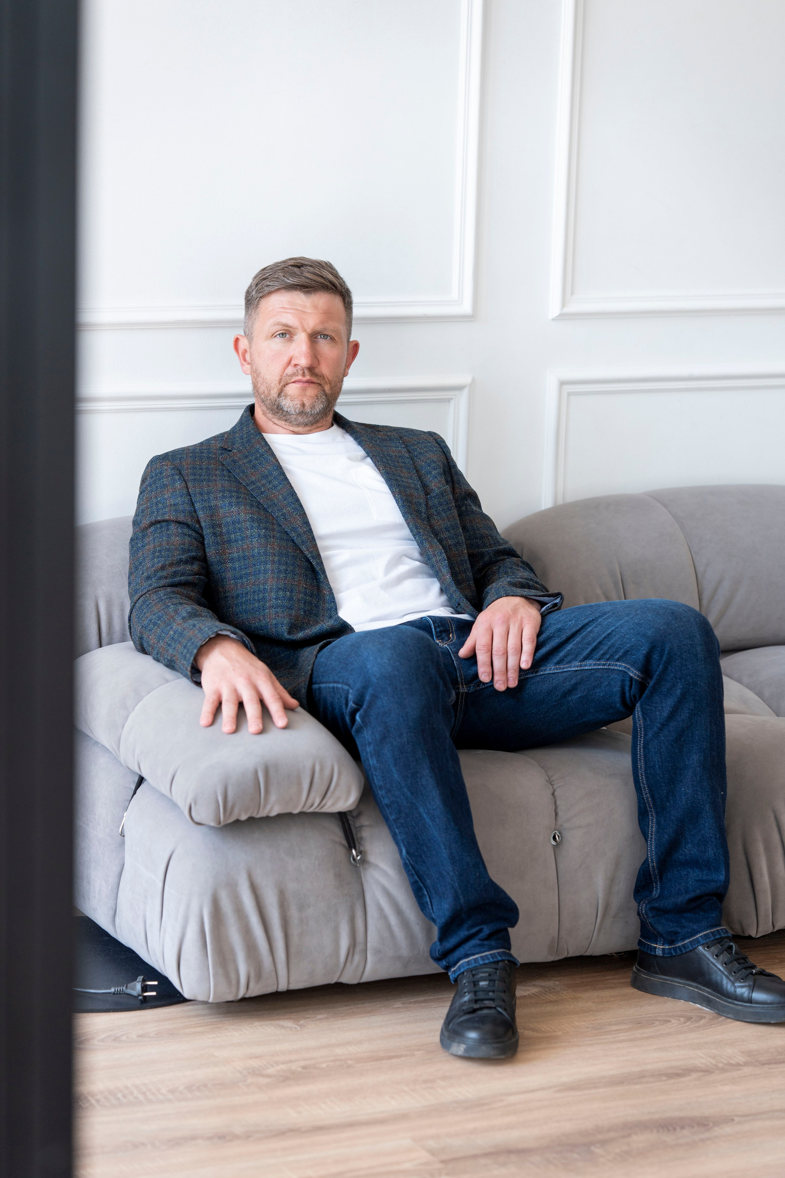 Артем. Владелец компании по производству пластиковой тары. Главная