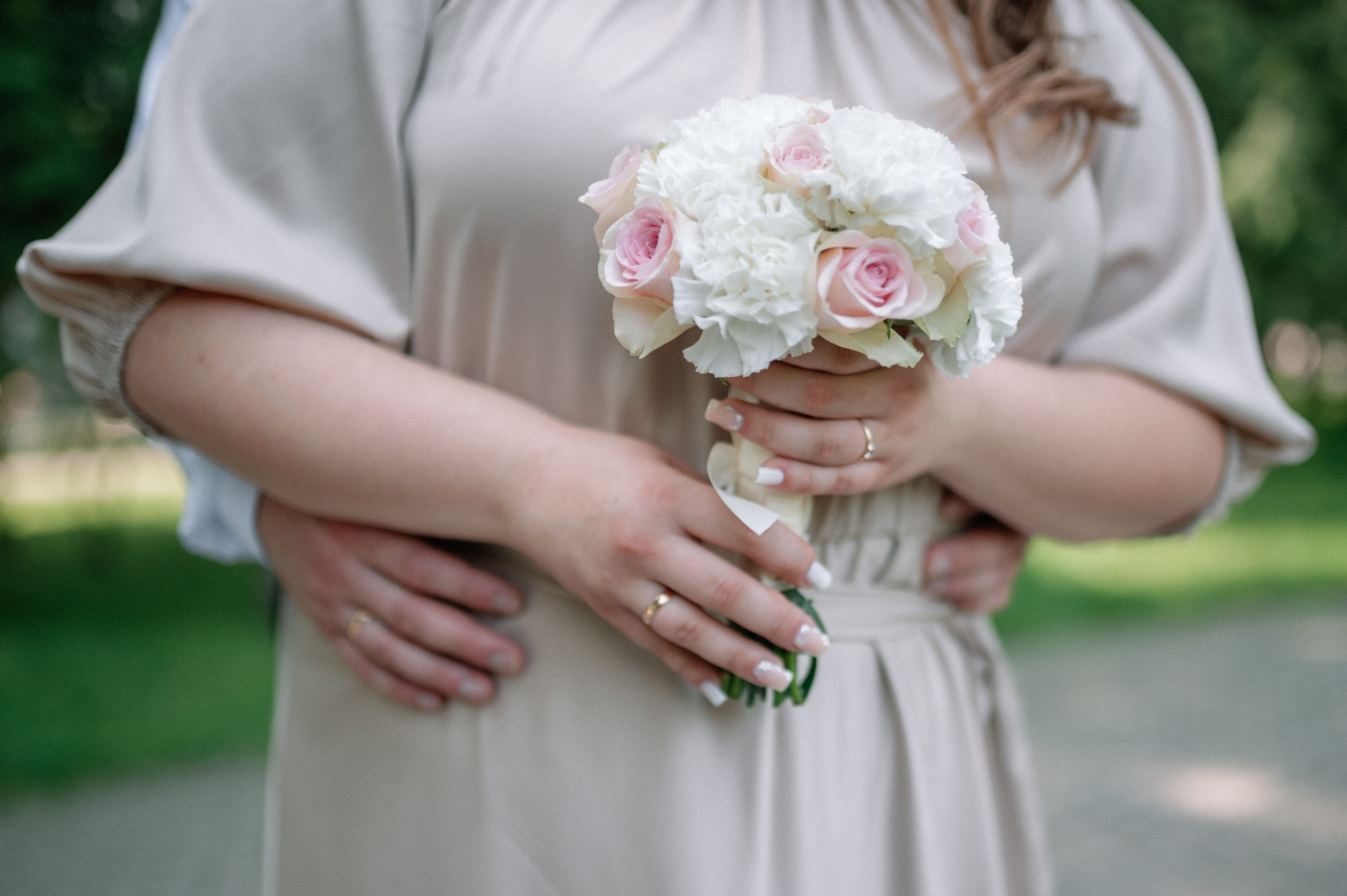 Свадебная фотосессия в Гомеле: влюбленная пара у фонтана в центре города