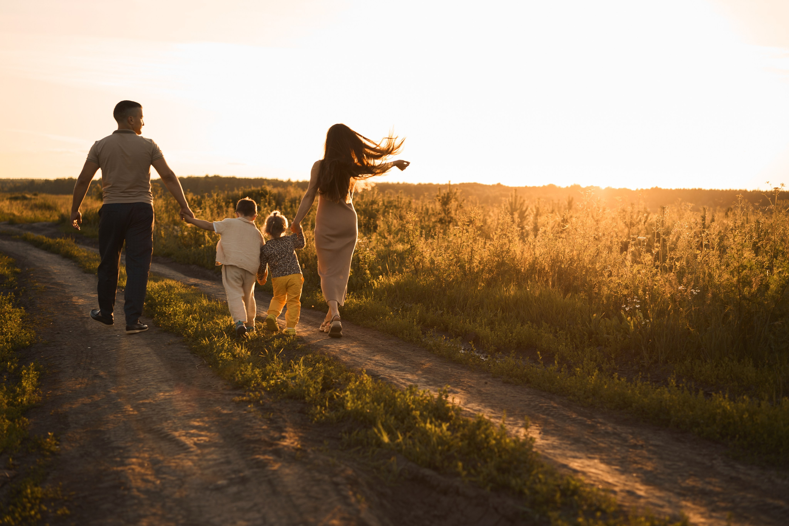 Семейная фотосессия на закате в поле😍. Фотограф Екатеринбург Кокшарова Александра