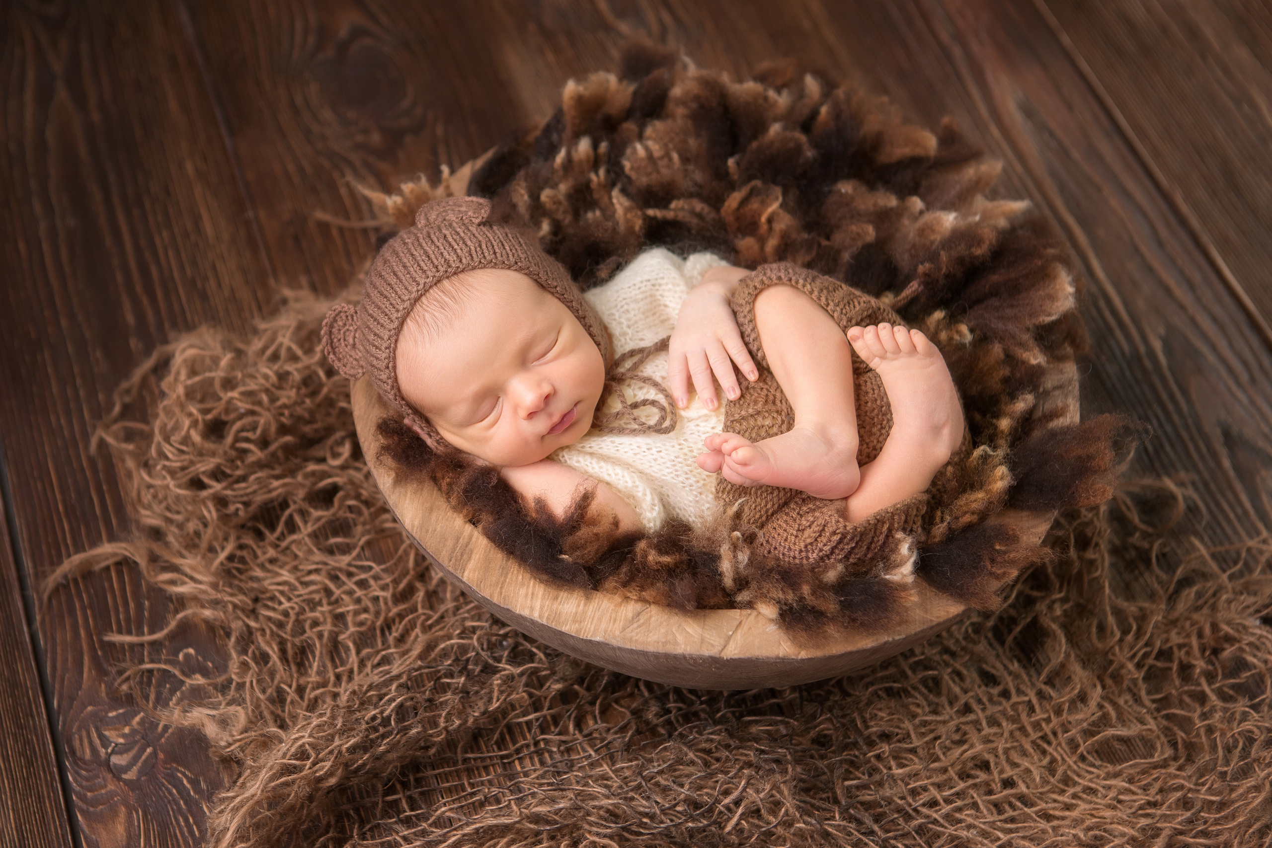 новорожденный малыш на боку диагональное расположение малыша, ручки под щечкой, голова к свету, с игрушкой