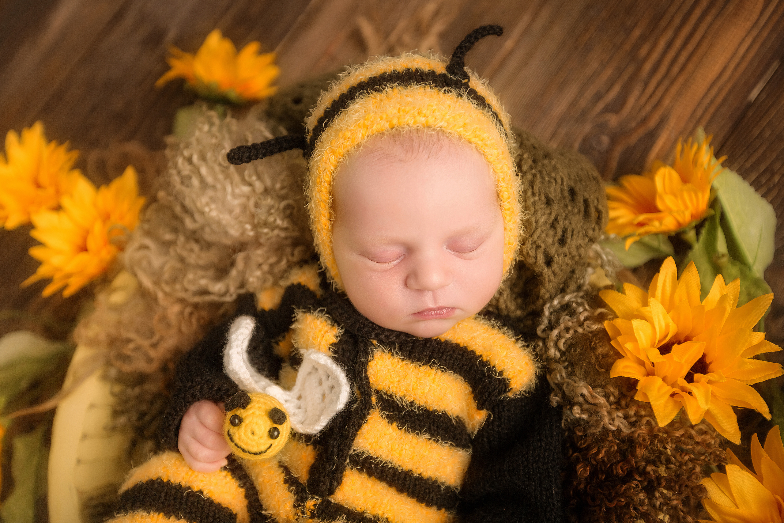 новорожденный малыш в костюме пчелки с подсолнухами