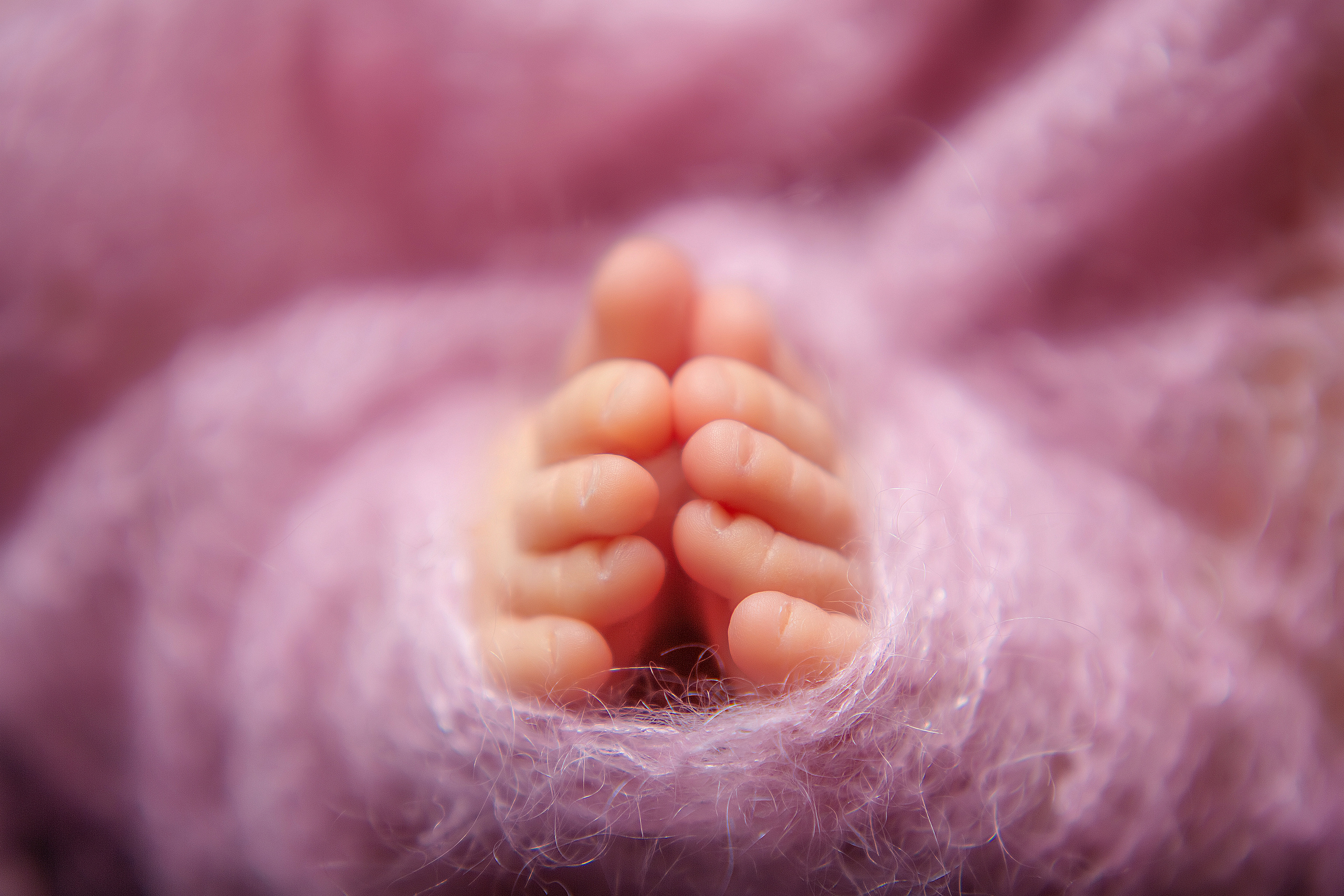 ножки новорожденного малыша 