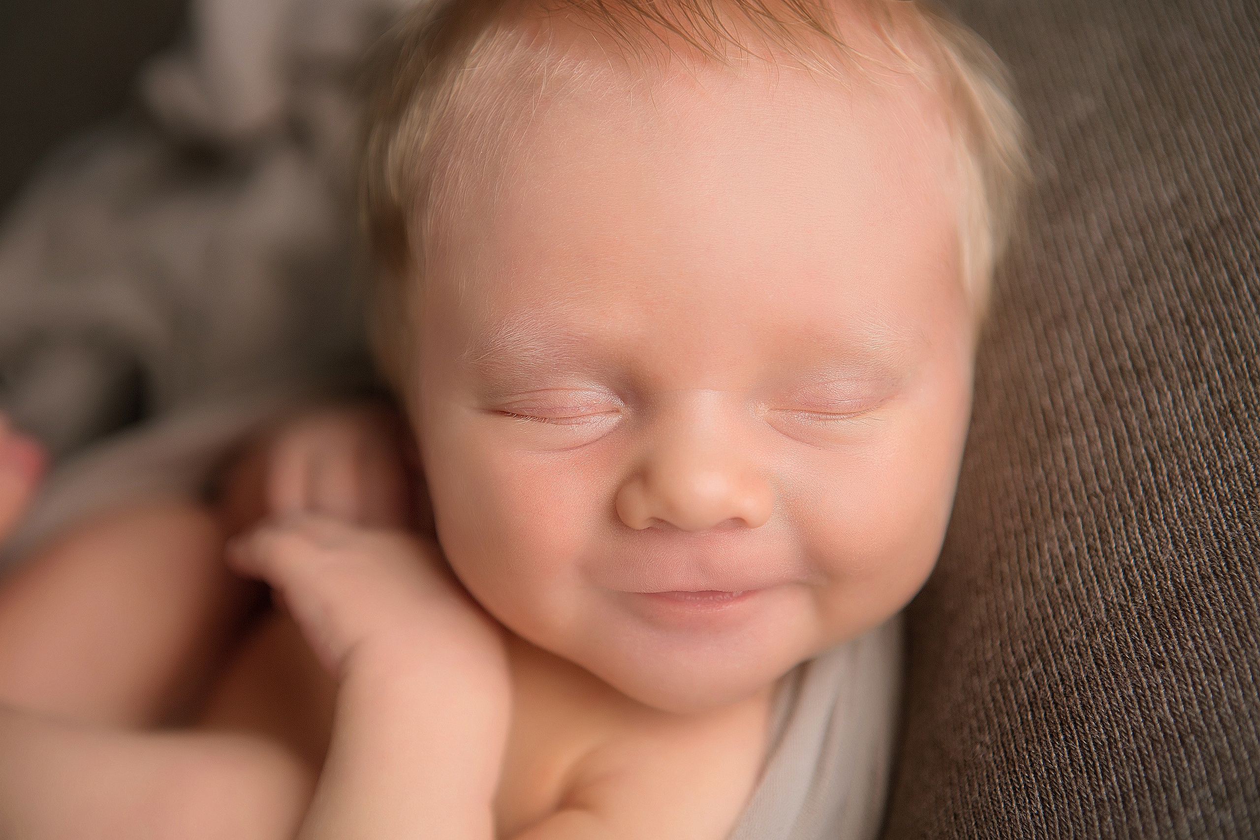 портрет улыбающегося новорожденного малыша