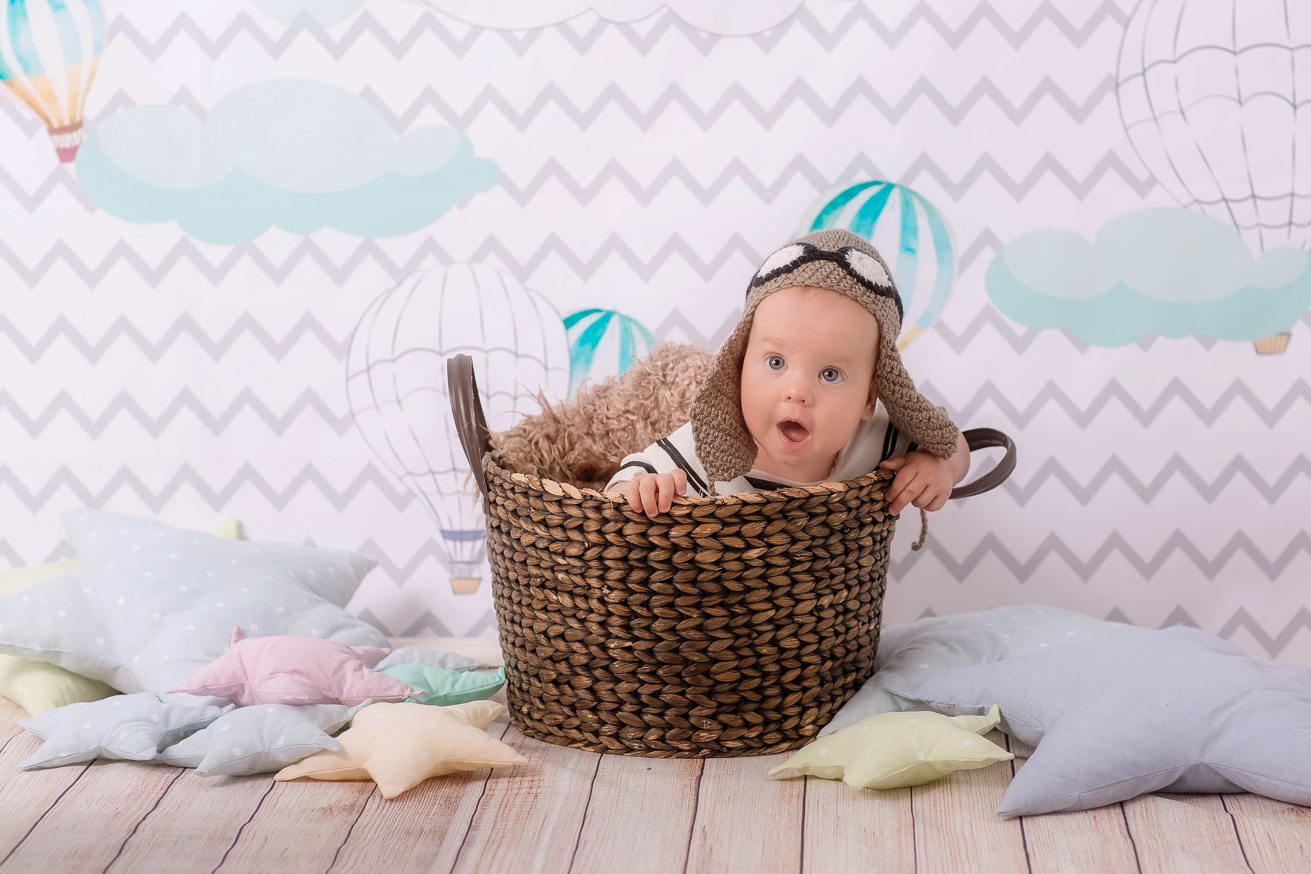 фотосессия в студии малыш в корзине
