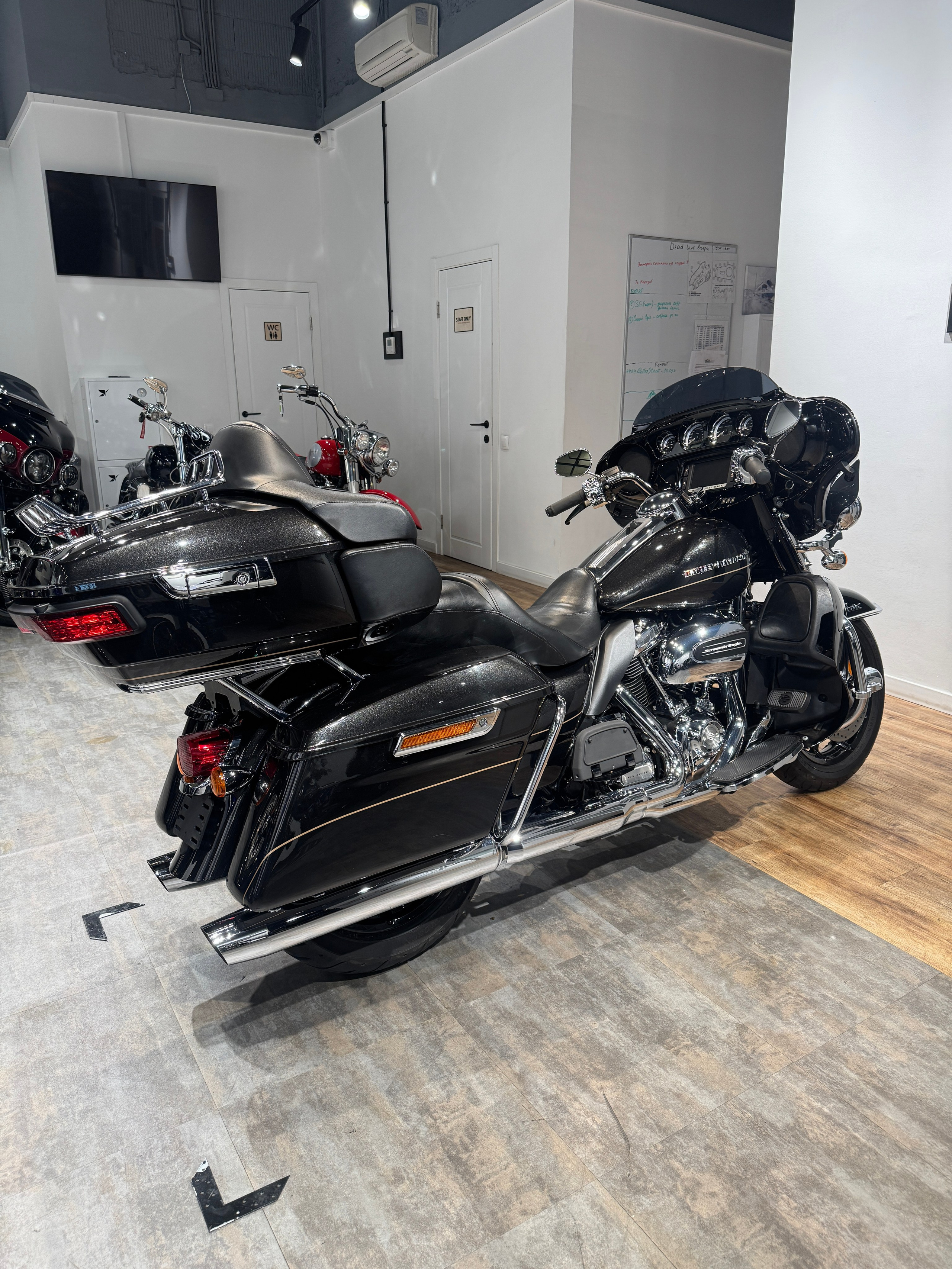 Мотоциклы Harley-Davidson 2017 Electra Glide Limited (Black Tempest) (Touring)  — купить мотоцикл. Hello Davidson, Москва. Только хорошие мотоциклы…