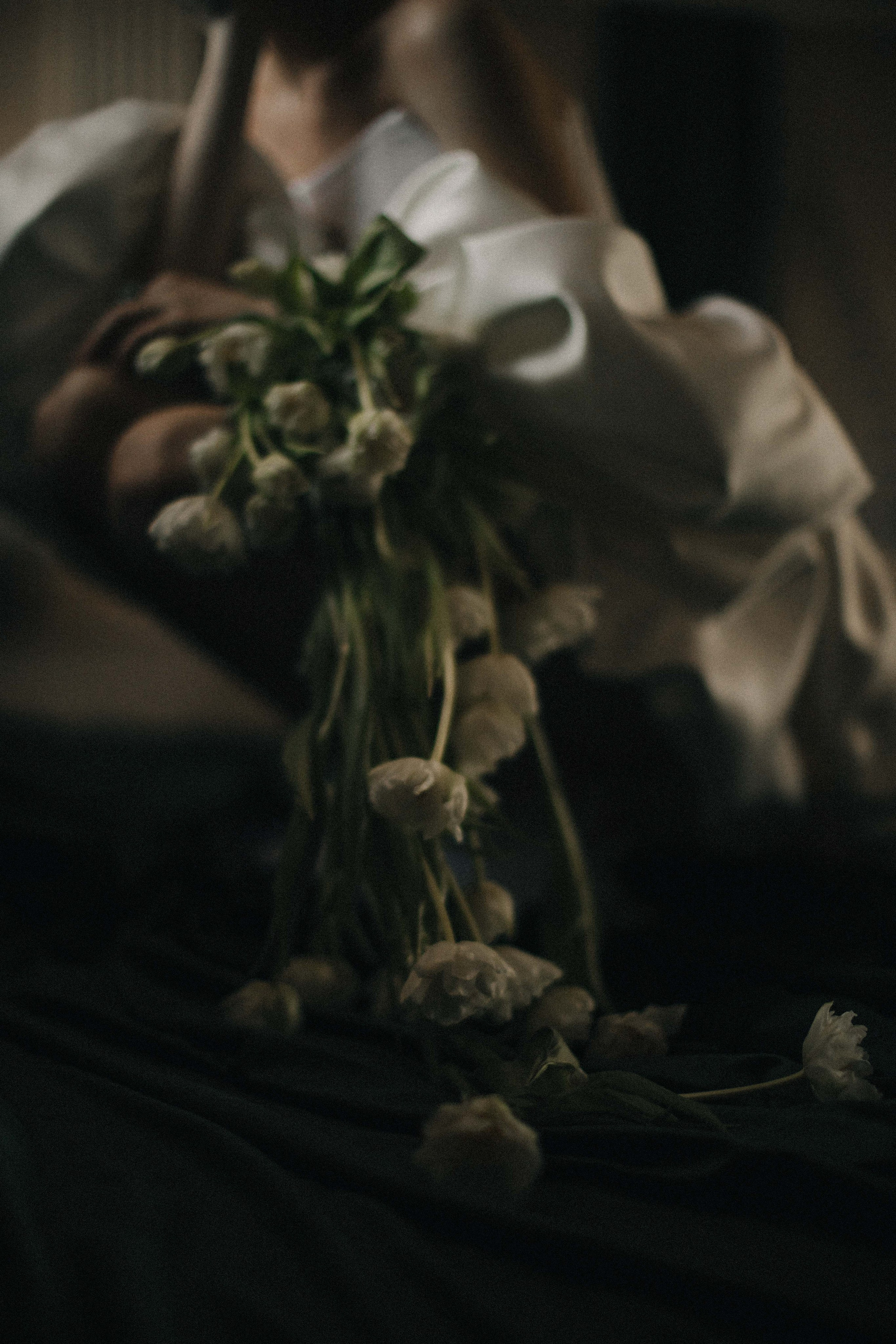 Счастливая пара позирует на свадебной фотосессии на фоне зеленой ткани в театре ,фэшн съемка ,топ 100 — свадебный фотограф Алена Межевова