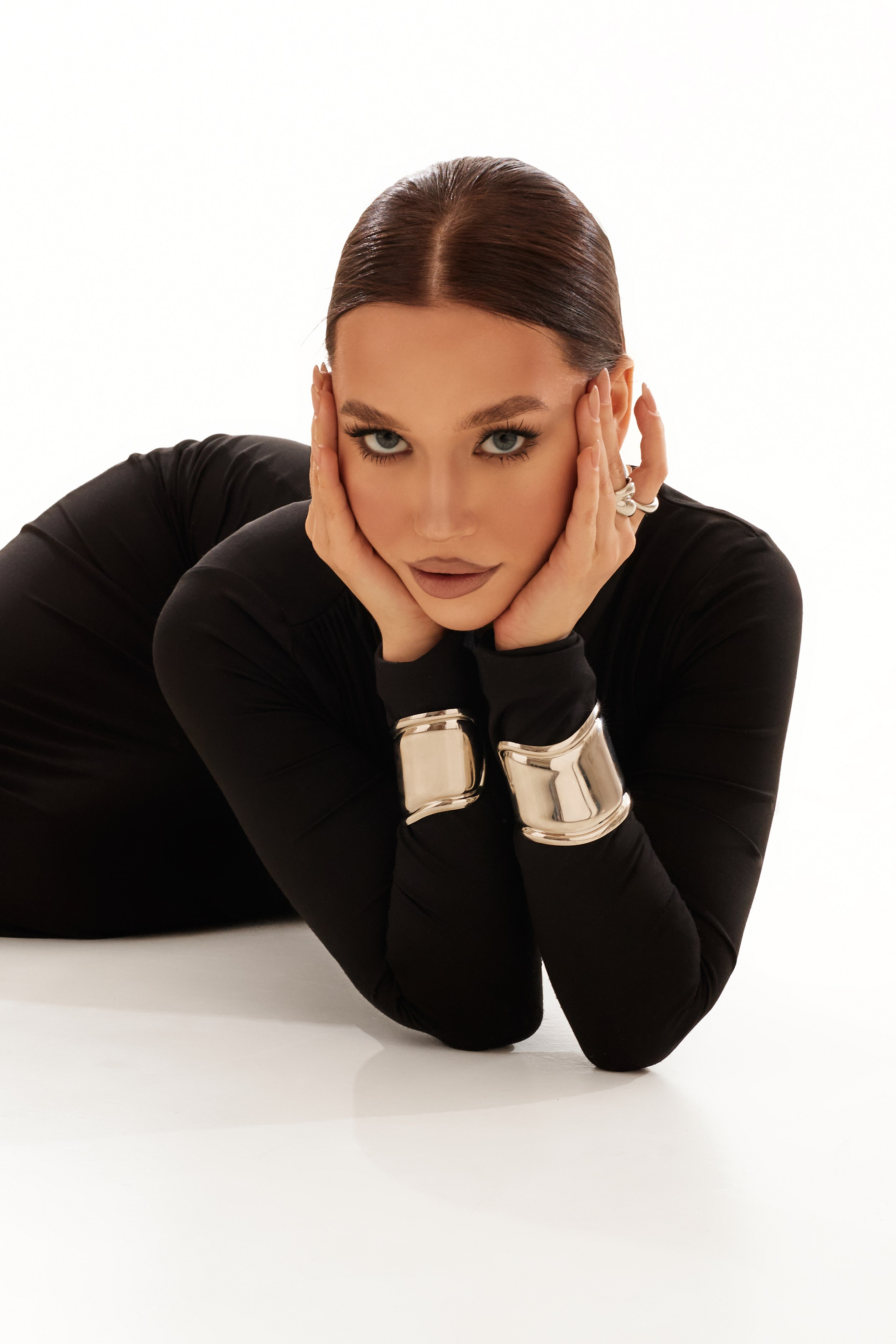 White background. Ксения Исакова — фотограф Кострома