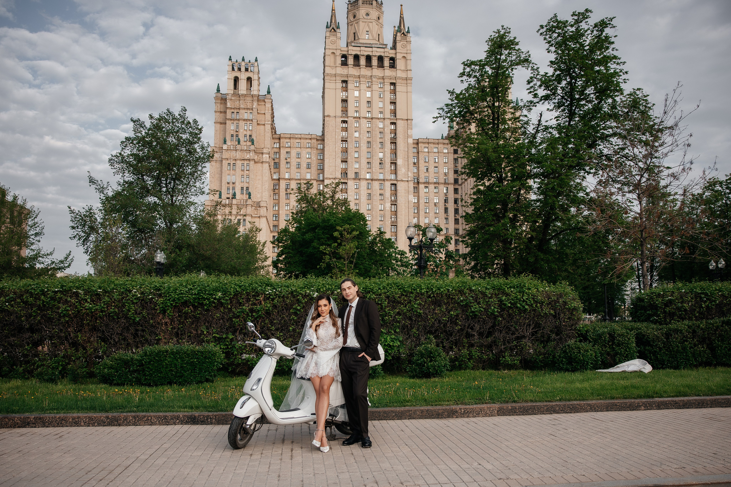 Свадебная прогулка у высотки на Кудринской площади. Свадебный и семейный фотограф в Москве Красинская Мария