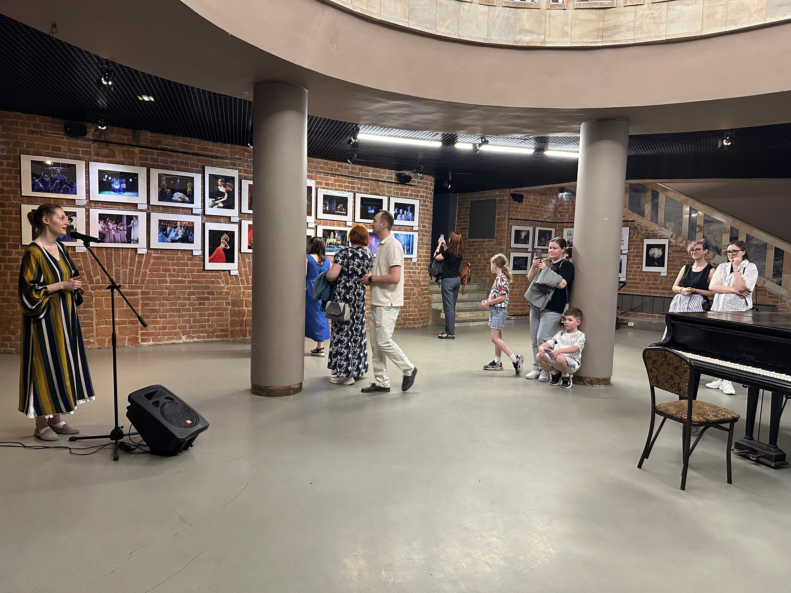 МОЛОДОЙ ТЕАТР. Reportage, architectural, fine art photographer Lena Melnikova in Moscow